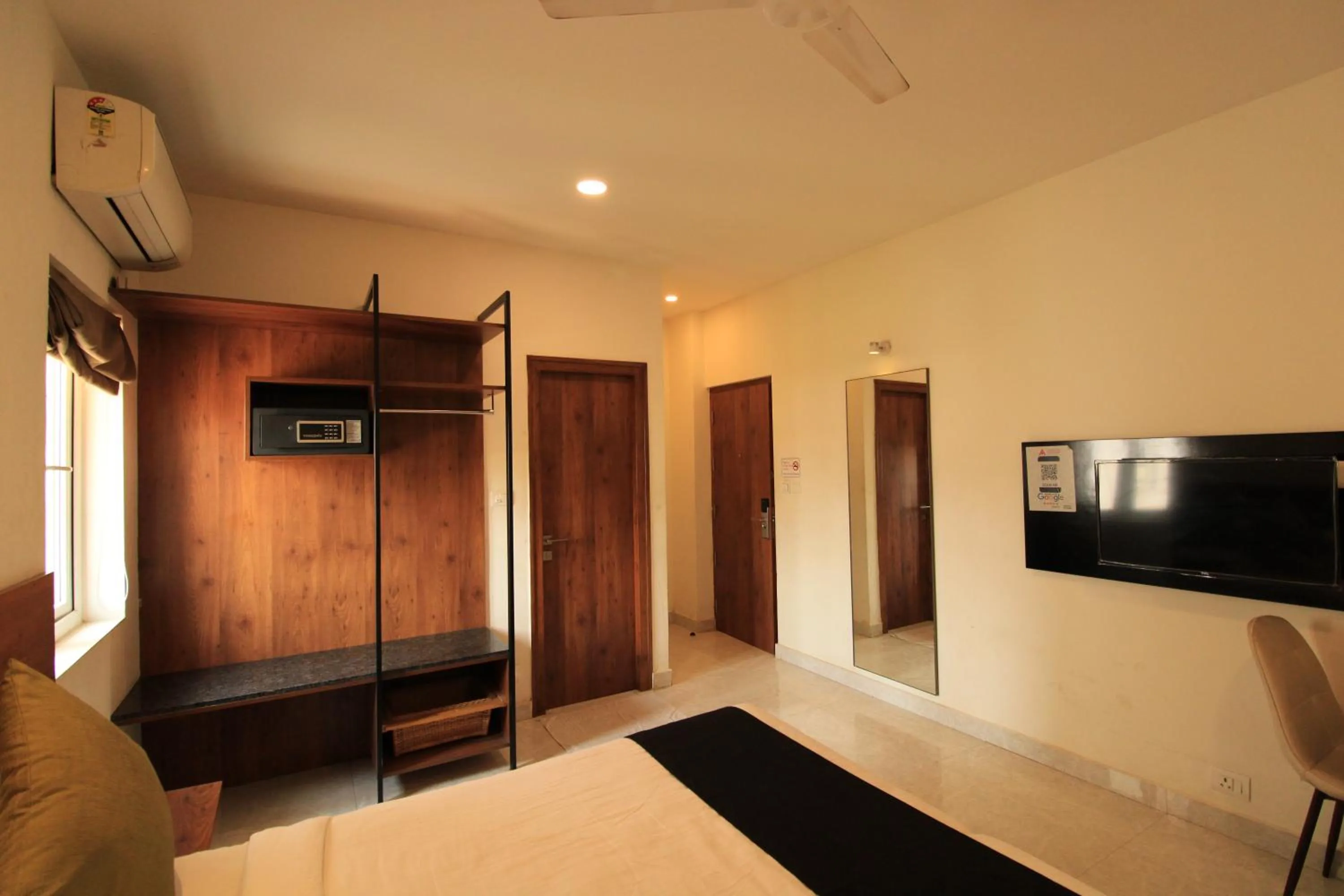 Photo of the whole room, Bed in Arunaa Inn Airport Hotel,Chennai