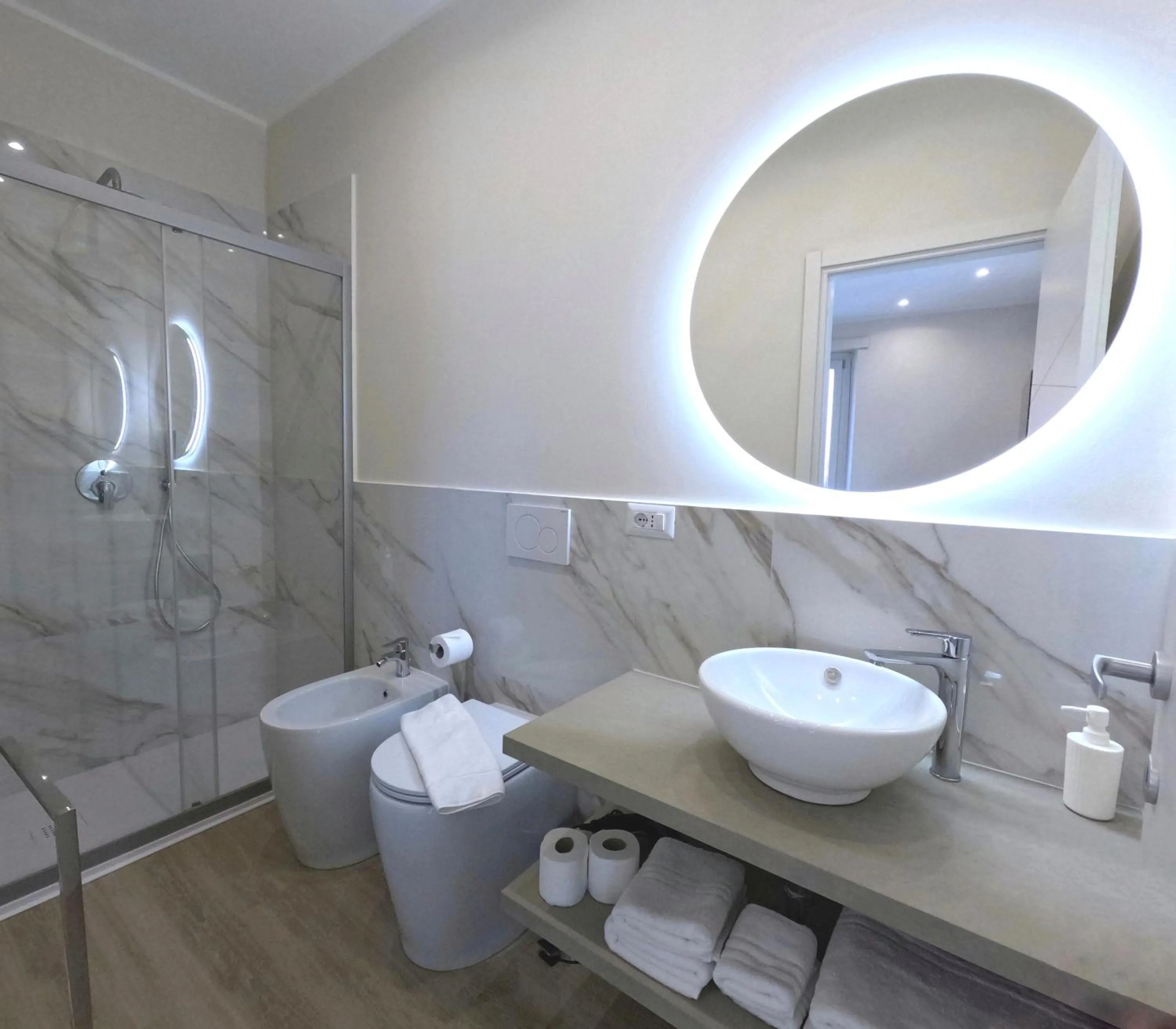 Shower in B&B Aurelia Garden Rooms