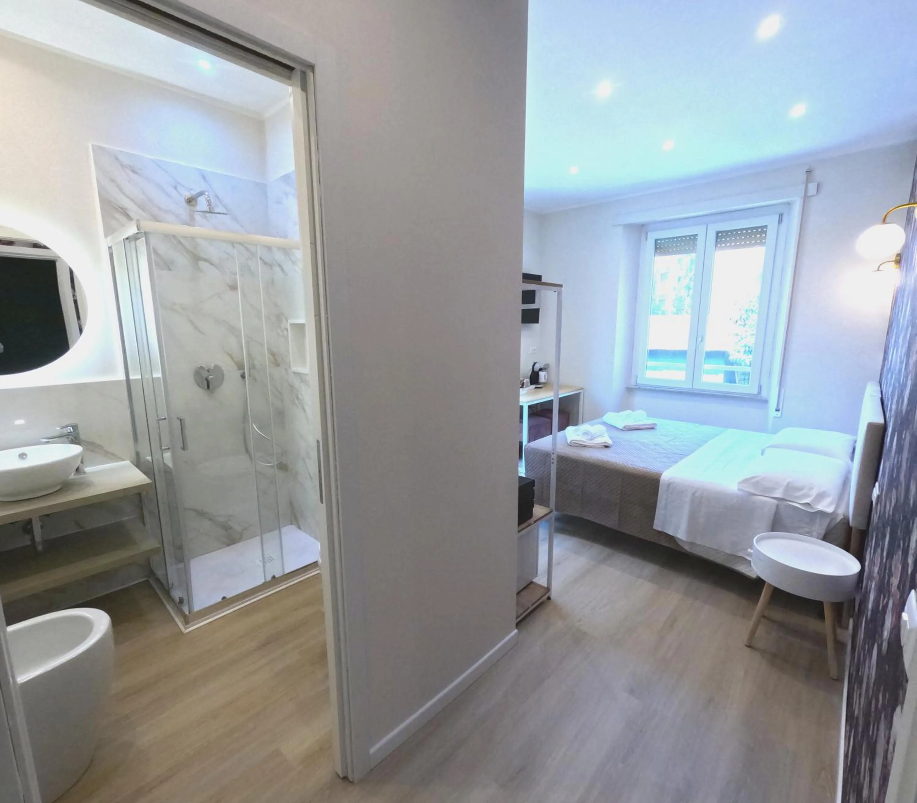 Shower, Bed in B&B Aurelia Garden Rooms