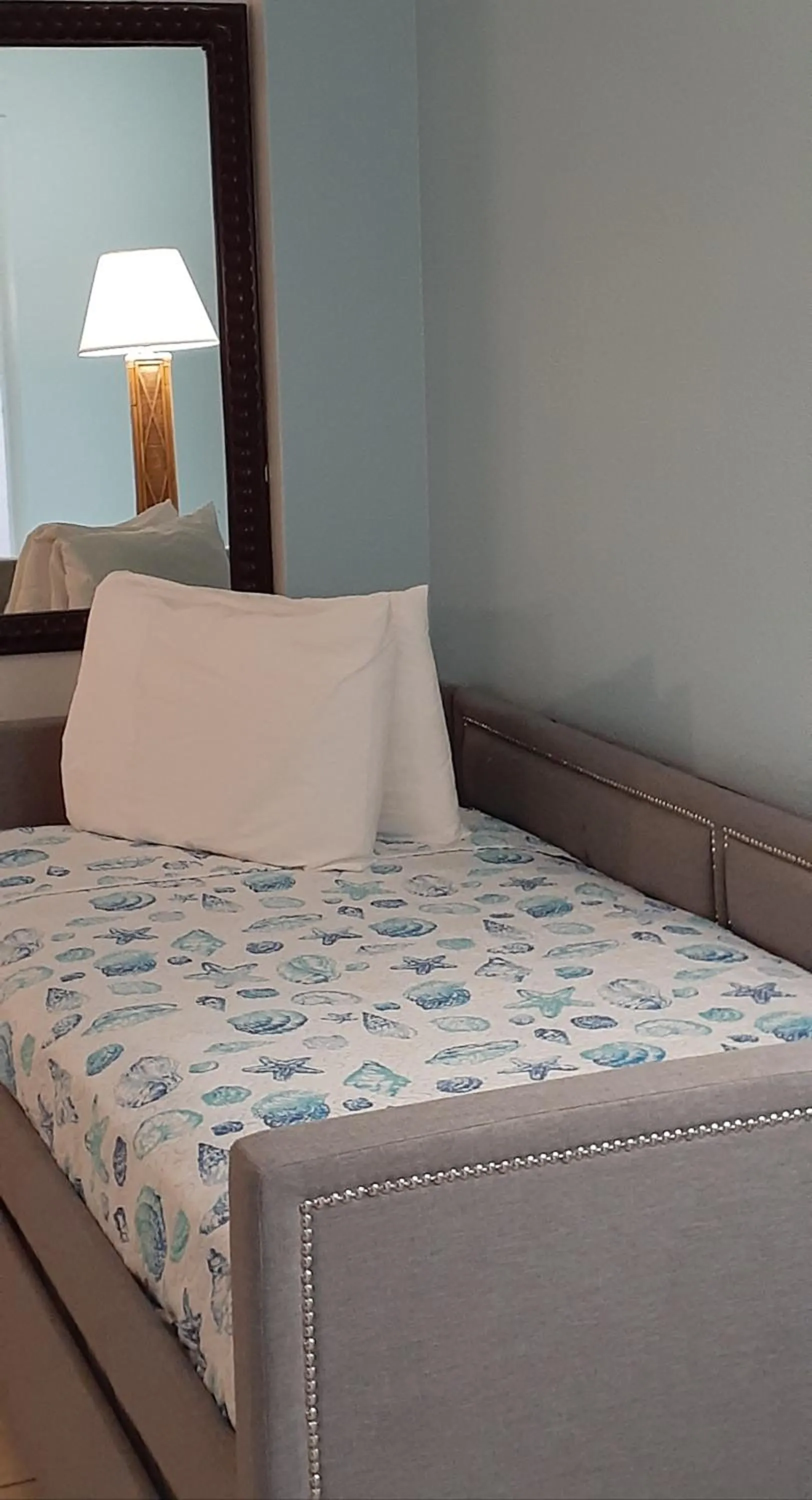 Bed in Daytona Beach Hawaiian Inn