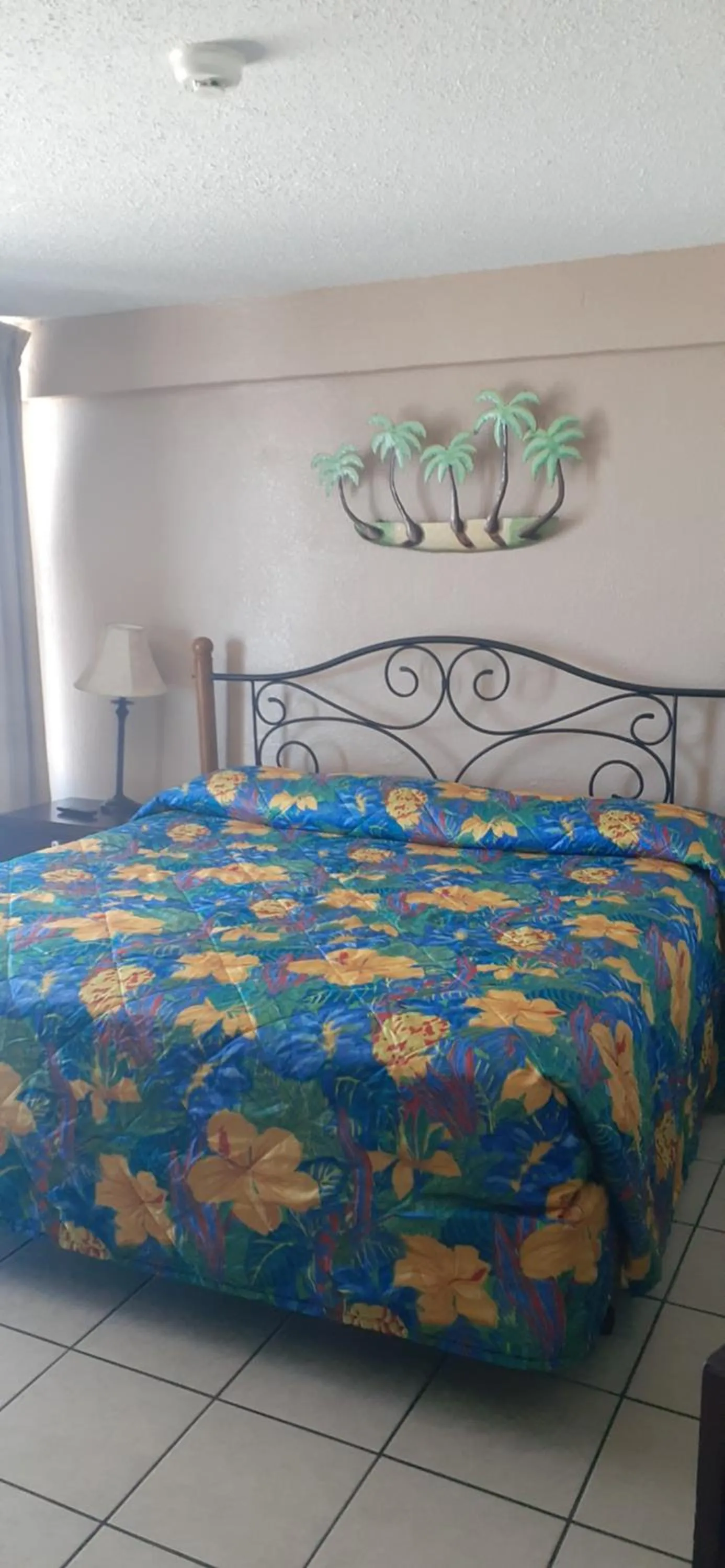 Bed in Daytona Beach Hawaiian Inn