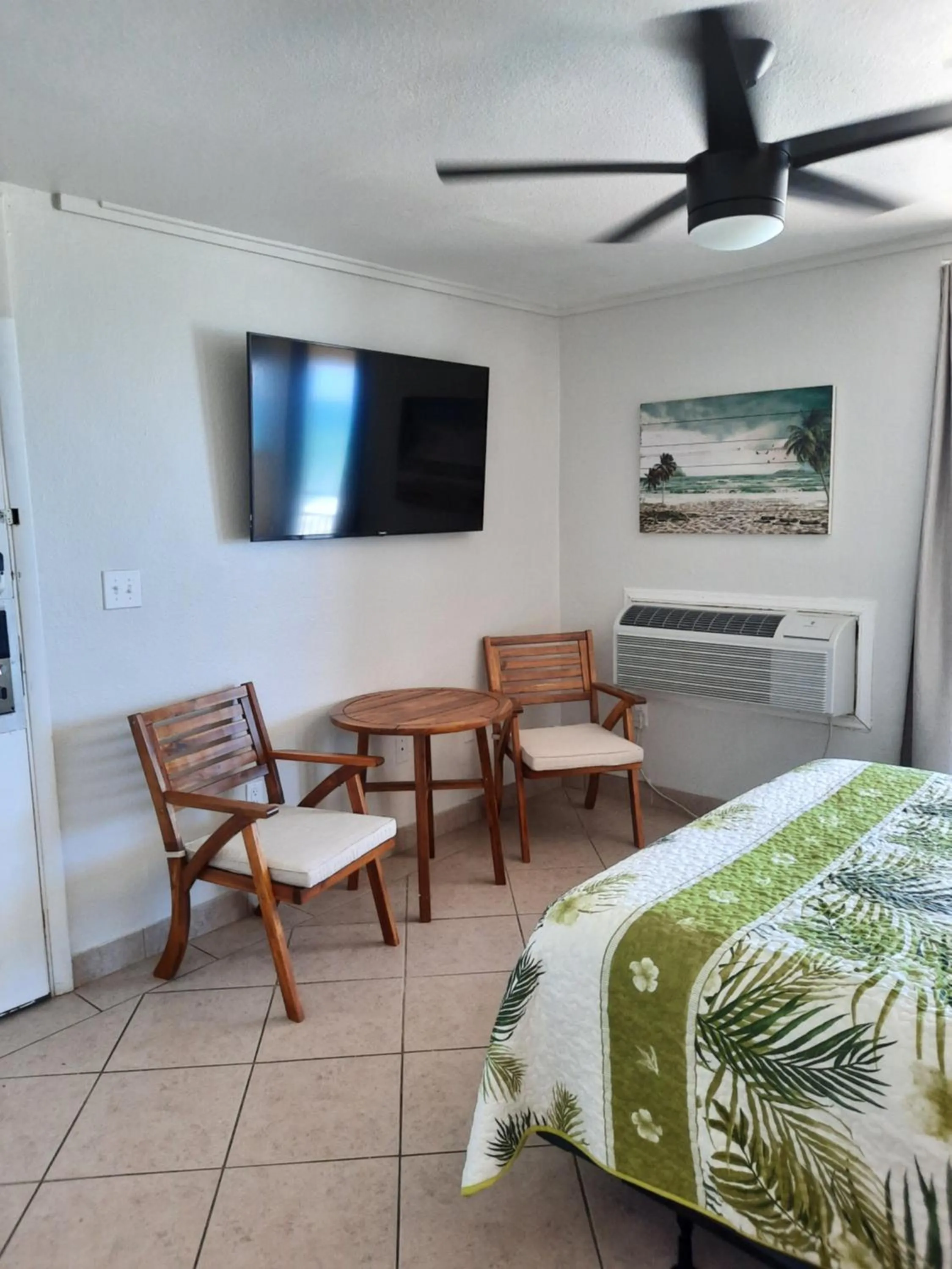 Bed in Daytona Beach Hawaiian Inn