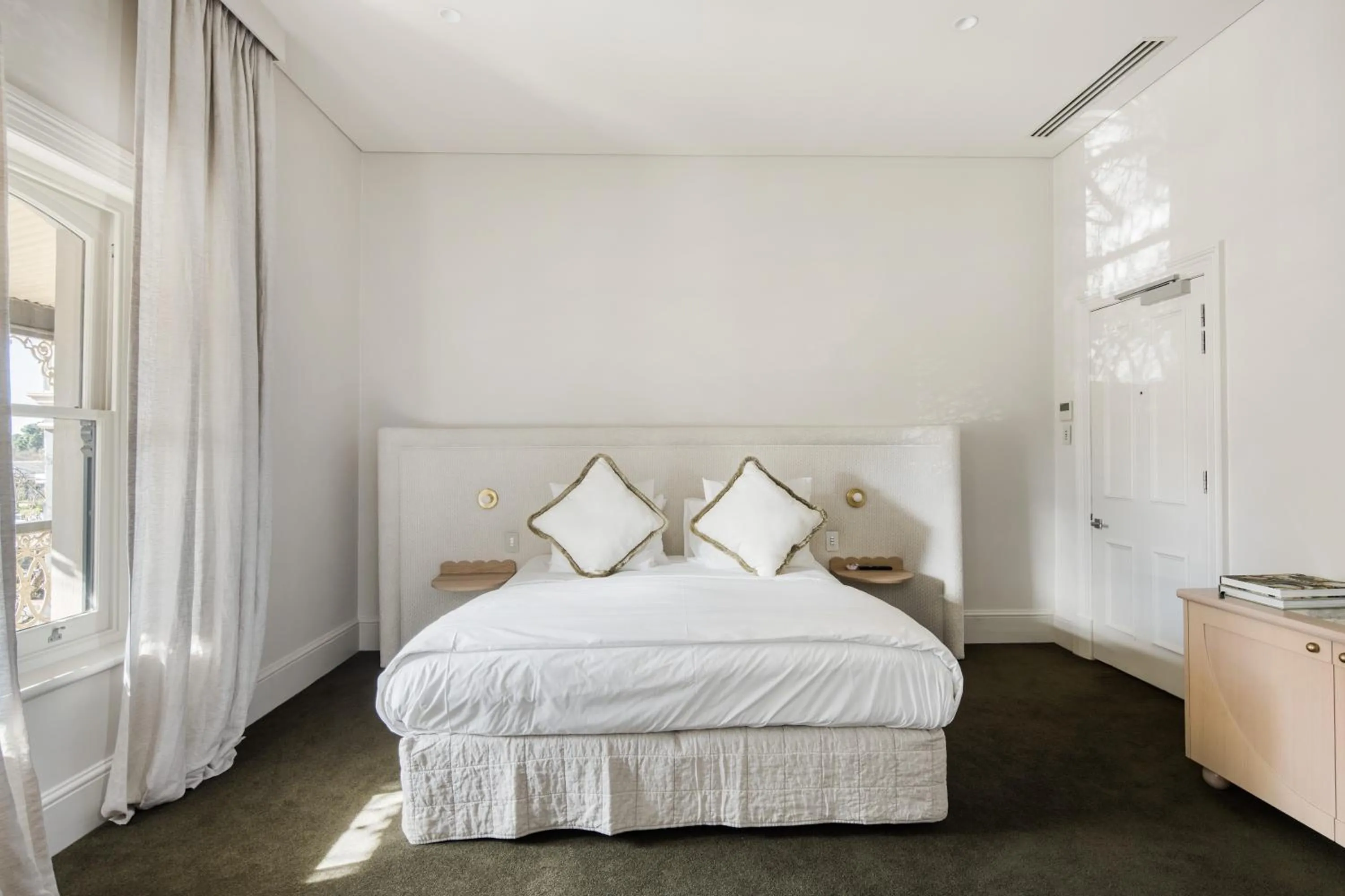 Bed in The Stirling Hotel