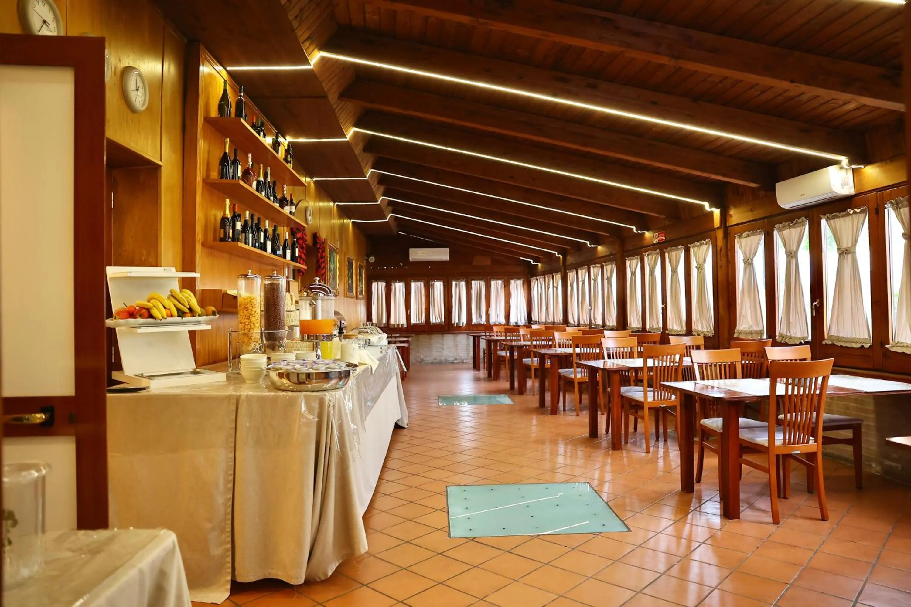 Restaurant/places to eat in Hotel Max