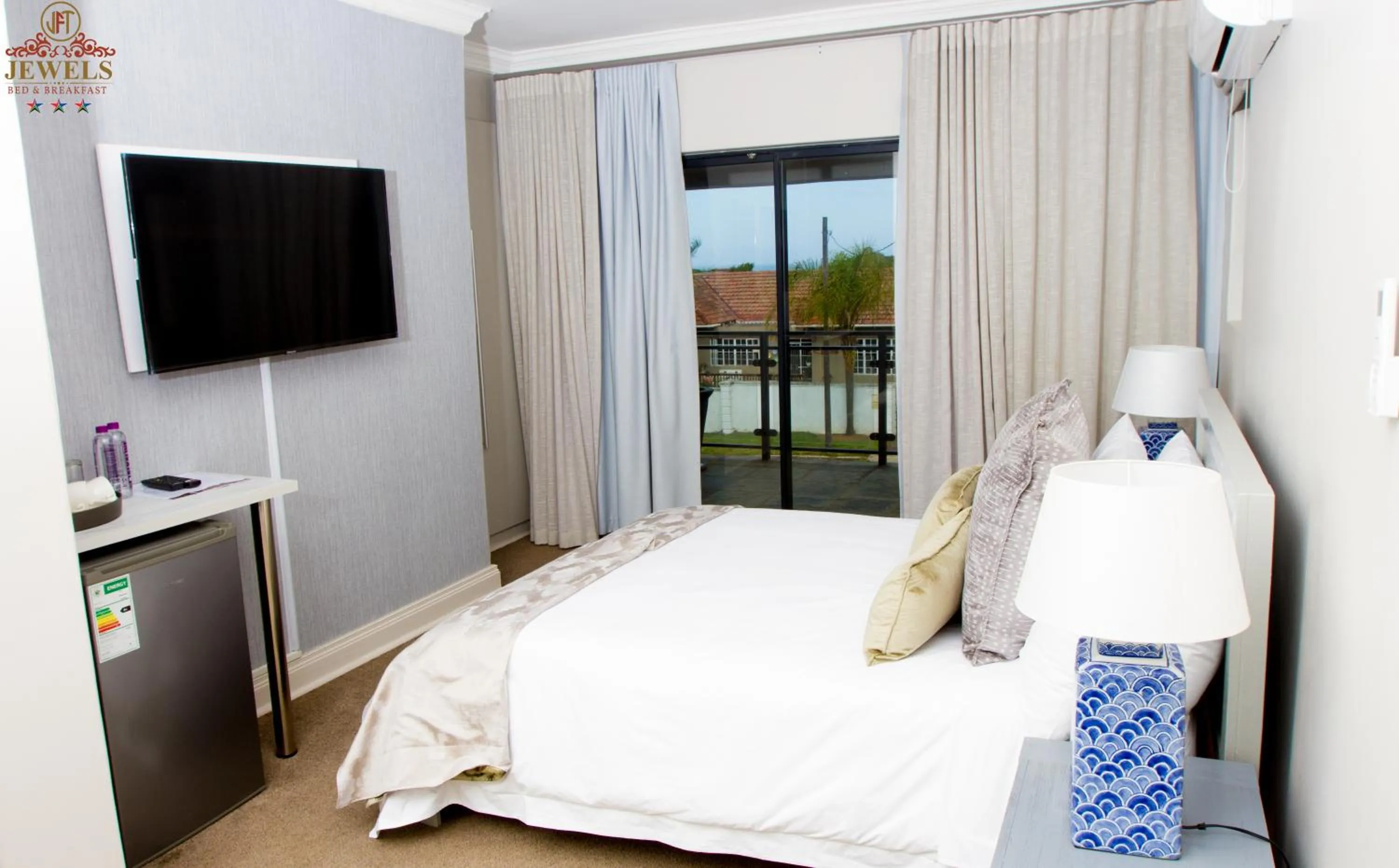 Communal lounge/ TV room, Bed in JFT Jewels Guest House