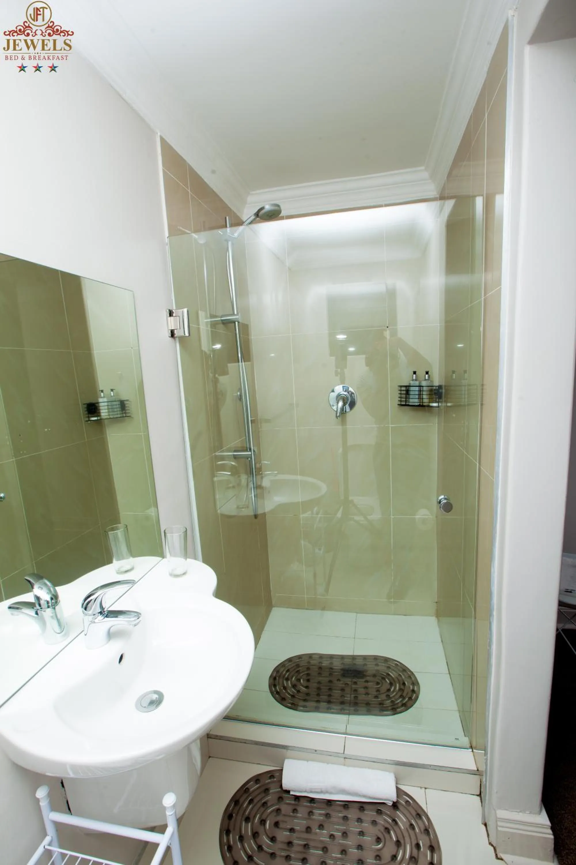 Public Bath in JFT Jewels Guest House