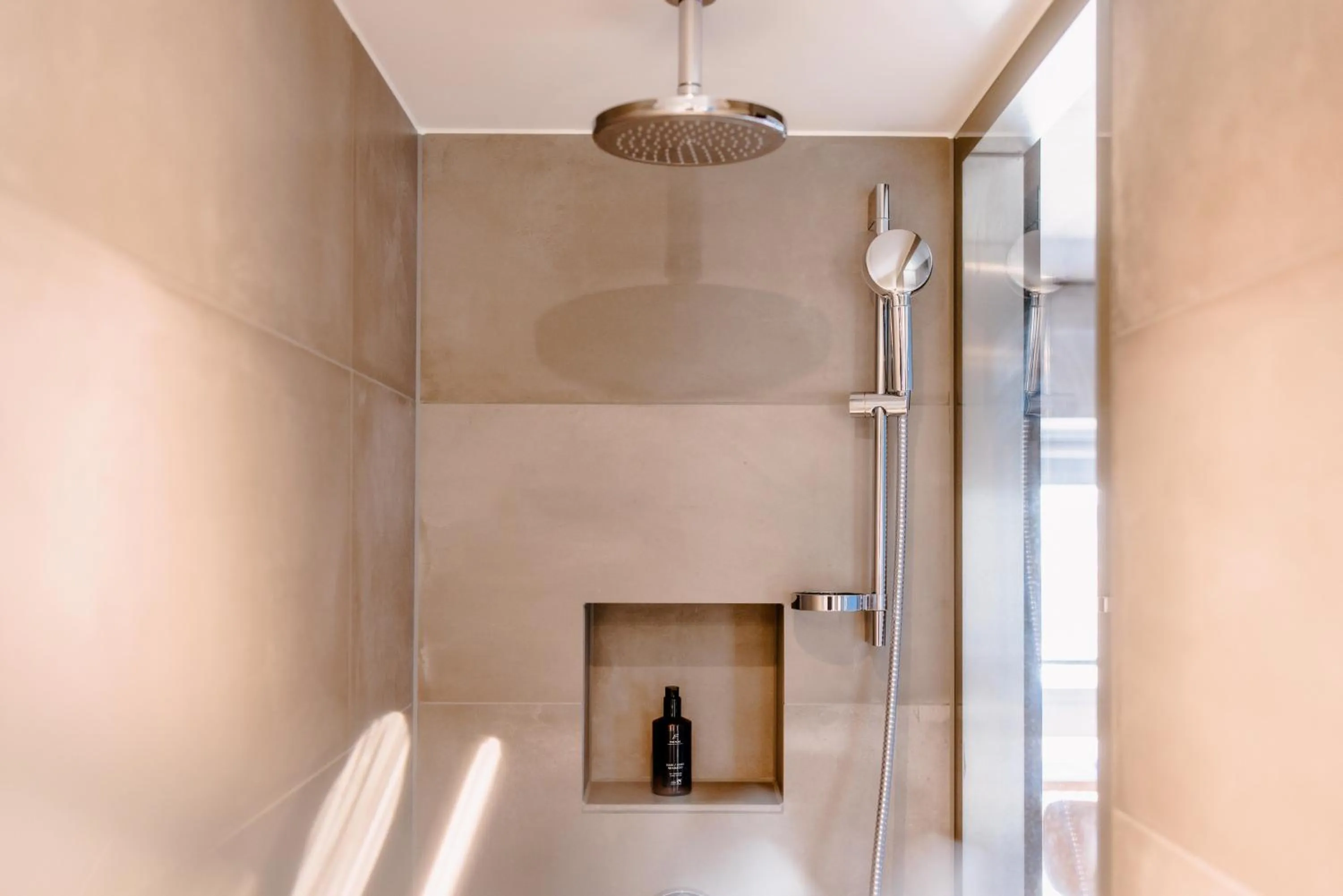 Shower in THE FLAG West M.