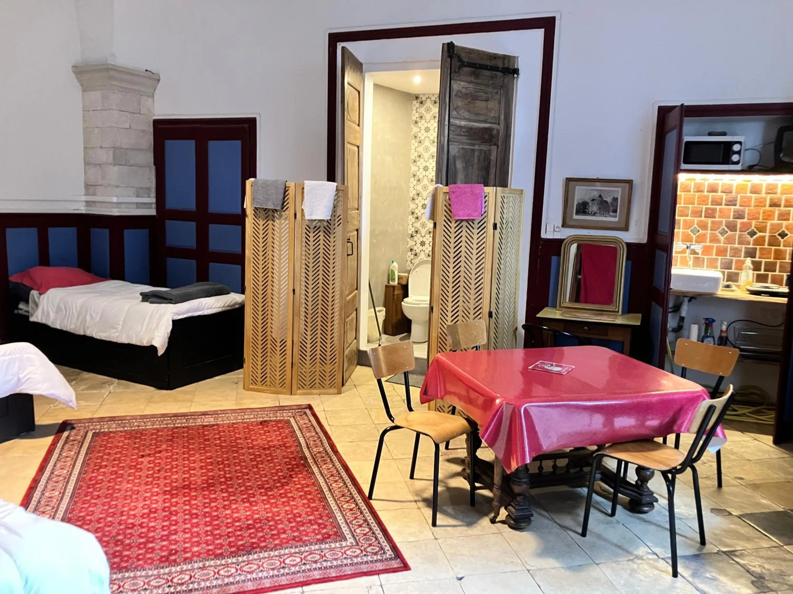 Bed in LES JARDINS DE LA CATHÉDRALE chambres d Hôtes gîte de groupe