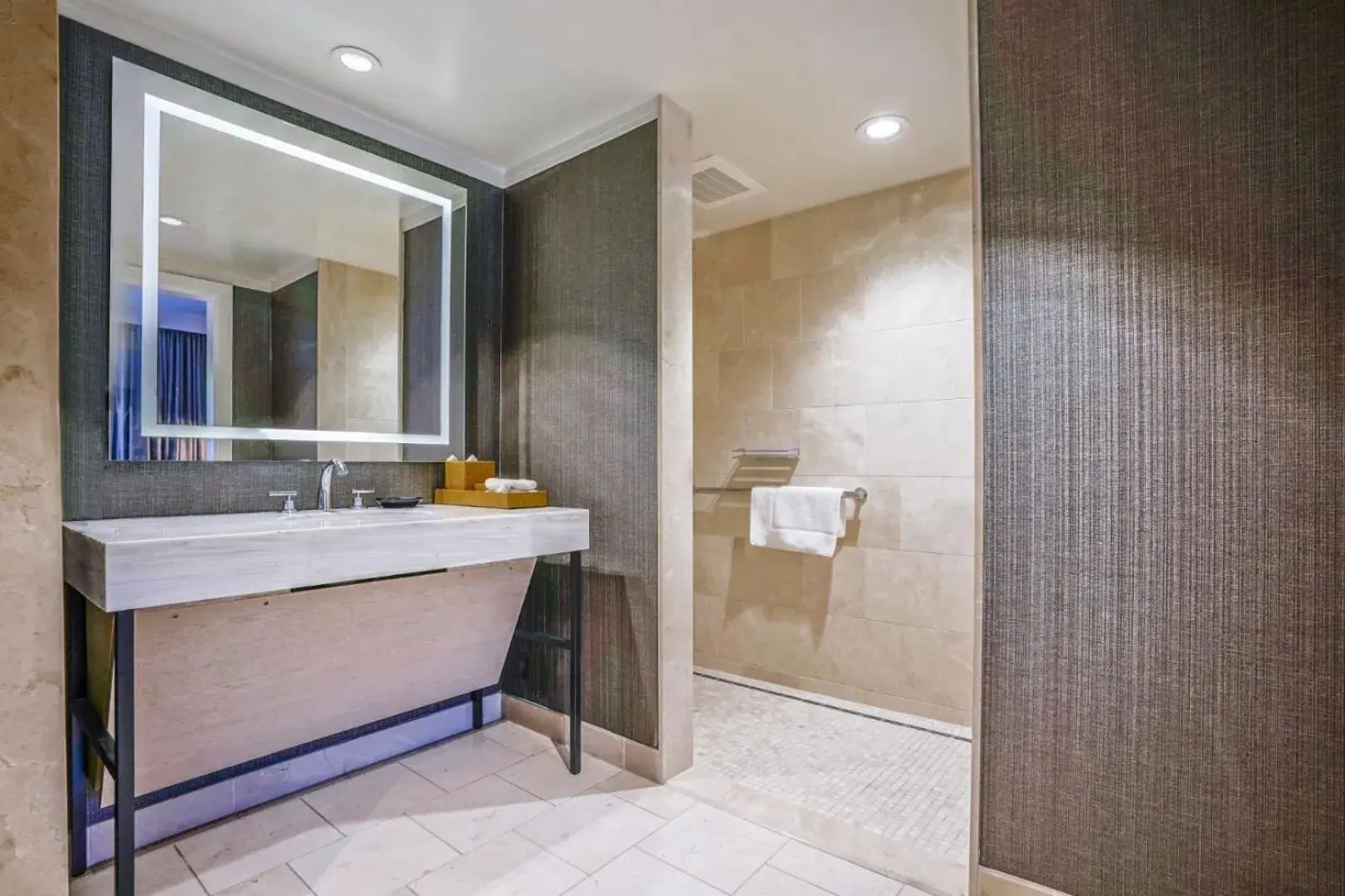 King Room with Roll-In Shower - Disability Access in Hotel Amarano Burbank-Hollywood King Room with Roll-In Shower - Disability Access in Hotel Amarano Burbank-Hollywood