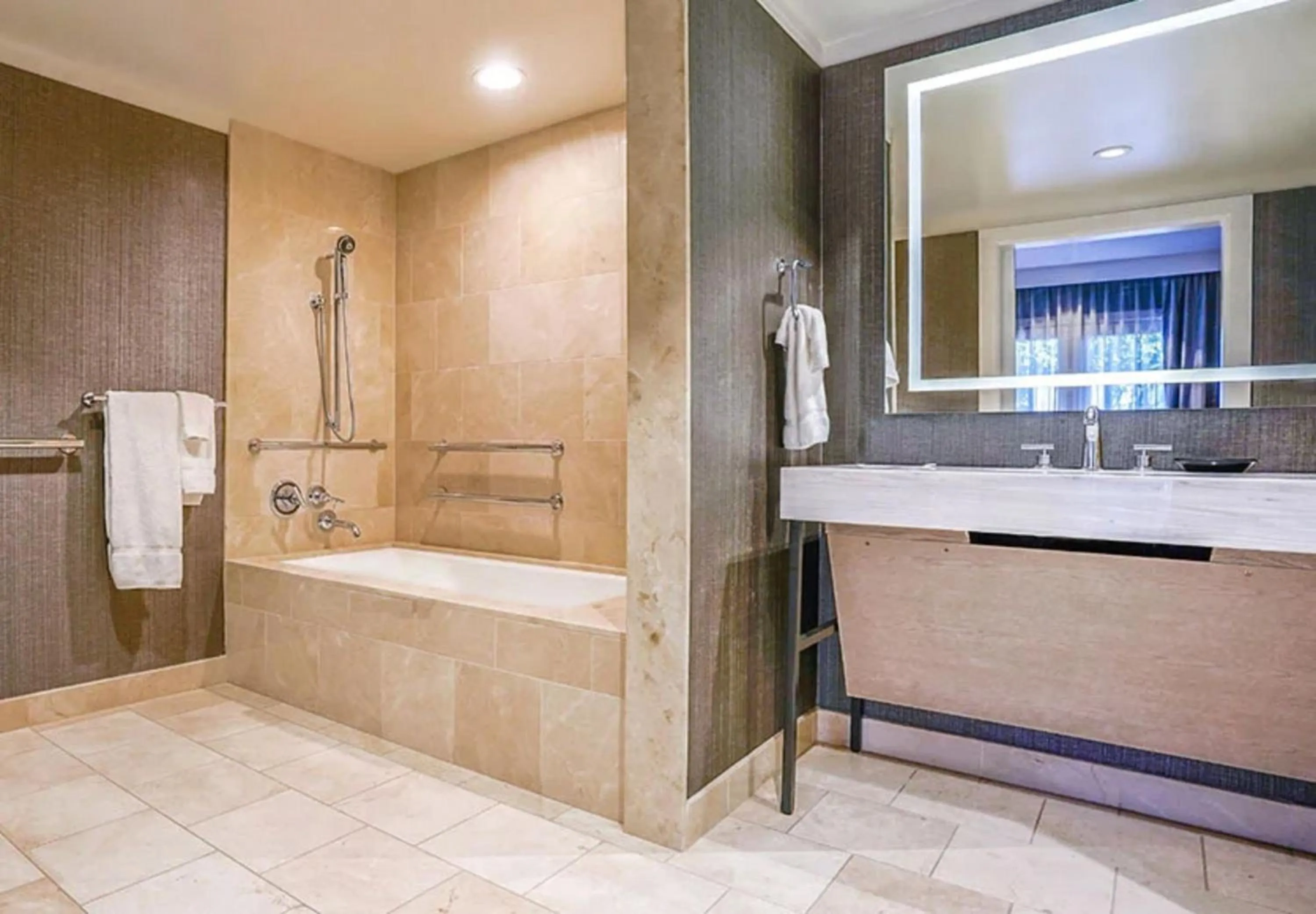 Bathroom in Hotel Amarano Burbank-Hollywood