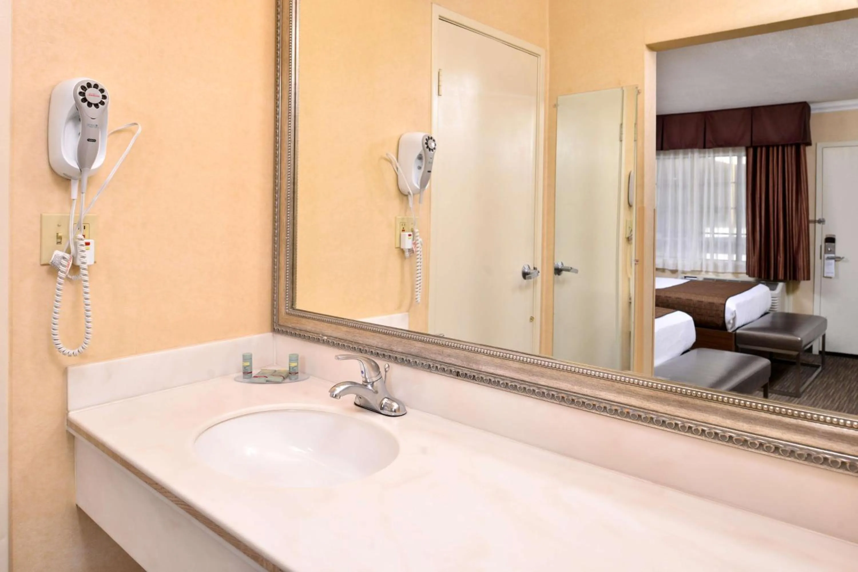Bathroom, Bed in Best Western Hollywood Plaza Inn Hotel - Hollywood Walk of Fame LA
