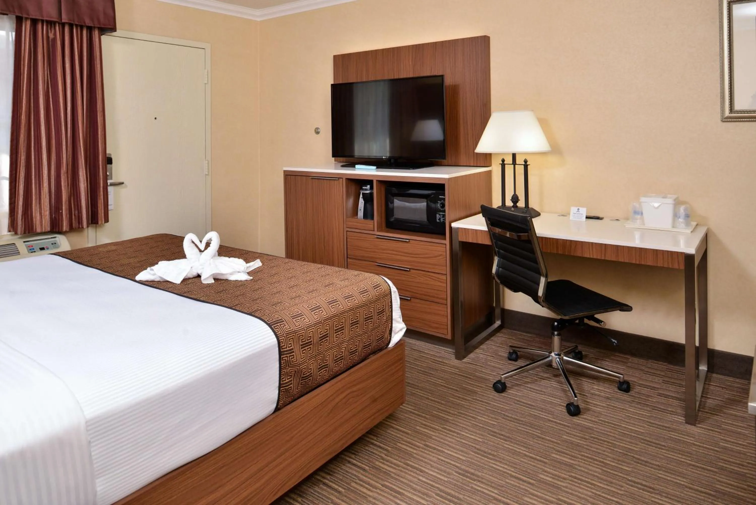 Photo of the whole room, Bed in Best Western Hollywood Plaza Inn Hotel - Hollywood Walk of Fame LA