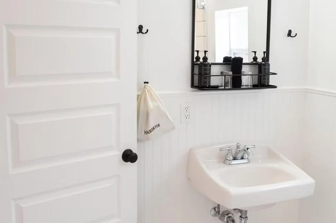 Bathroom in The Nightingale Motel