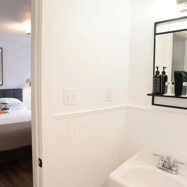 Bathroom, Bed in The Nightingale Motel