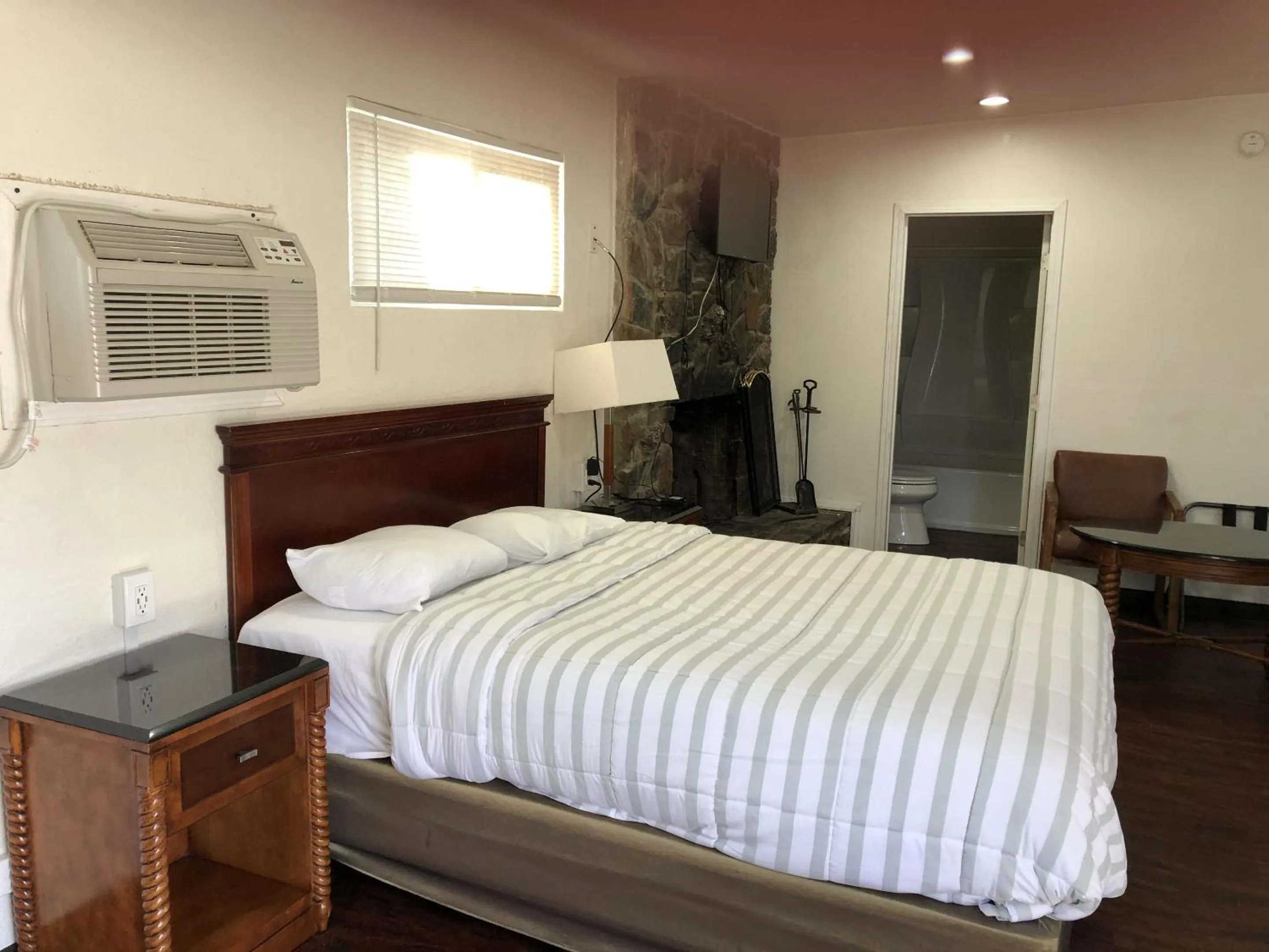 Bedroom, Bed in Sierra Lodge Three Rivers