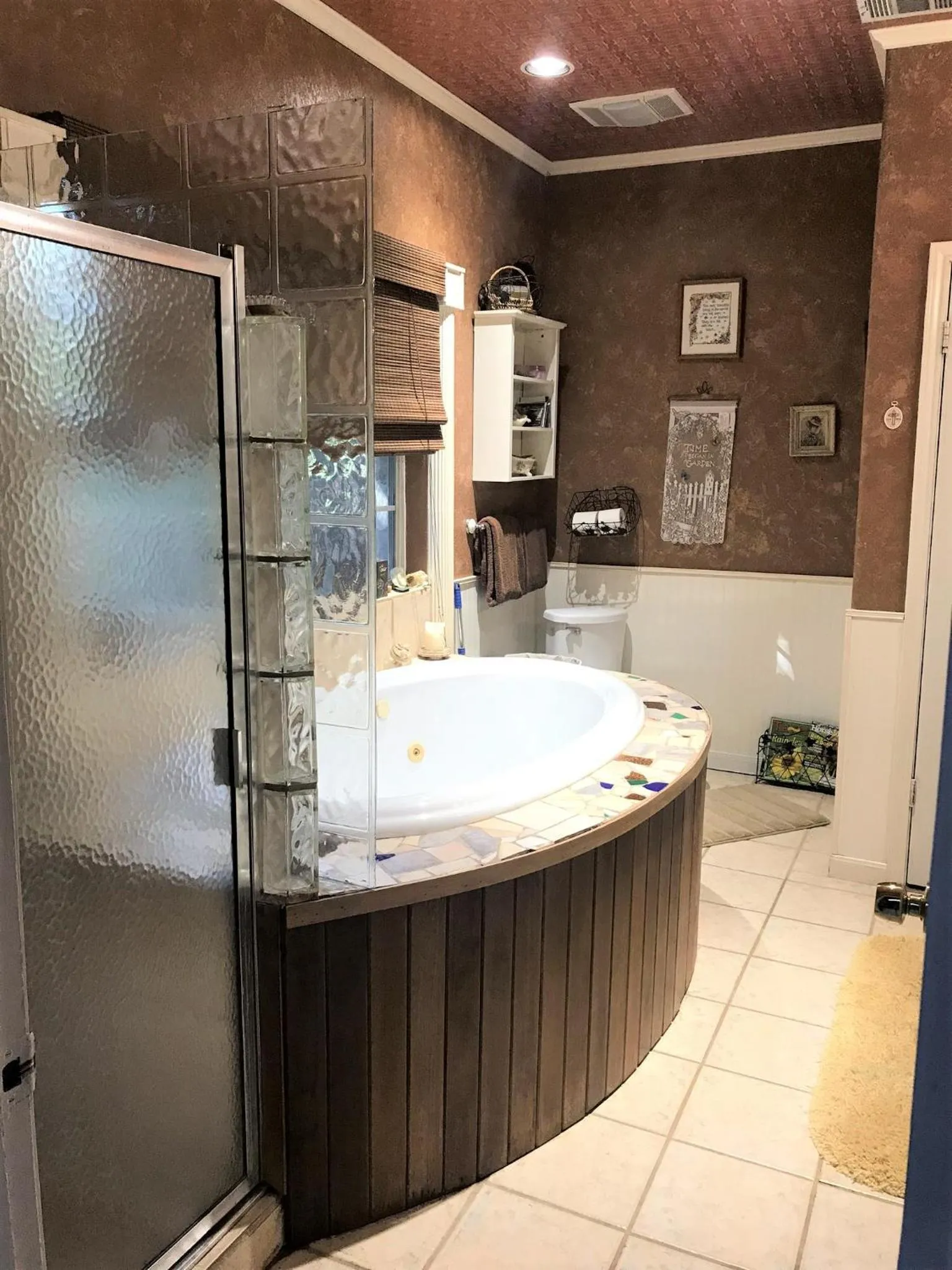 Shower in Grandview House on Hamilton Creek