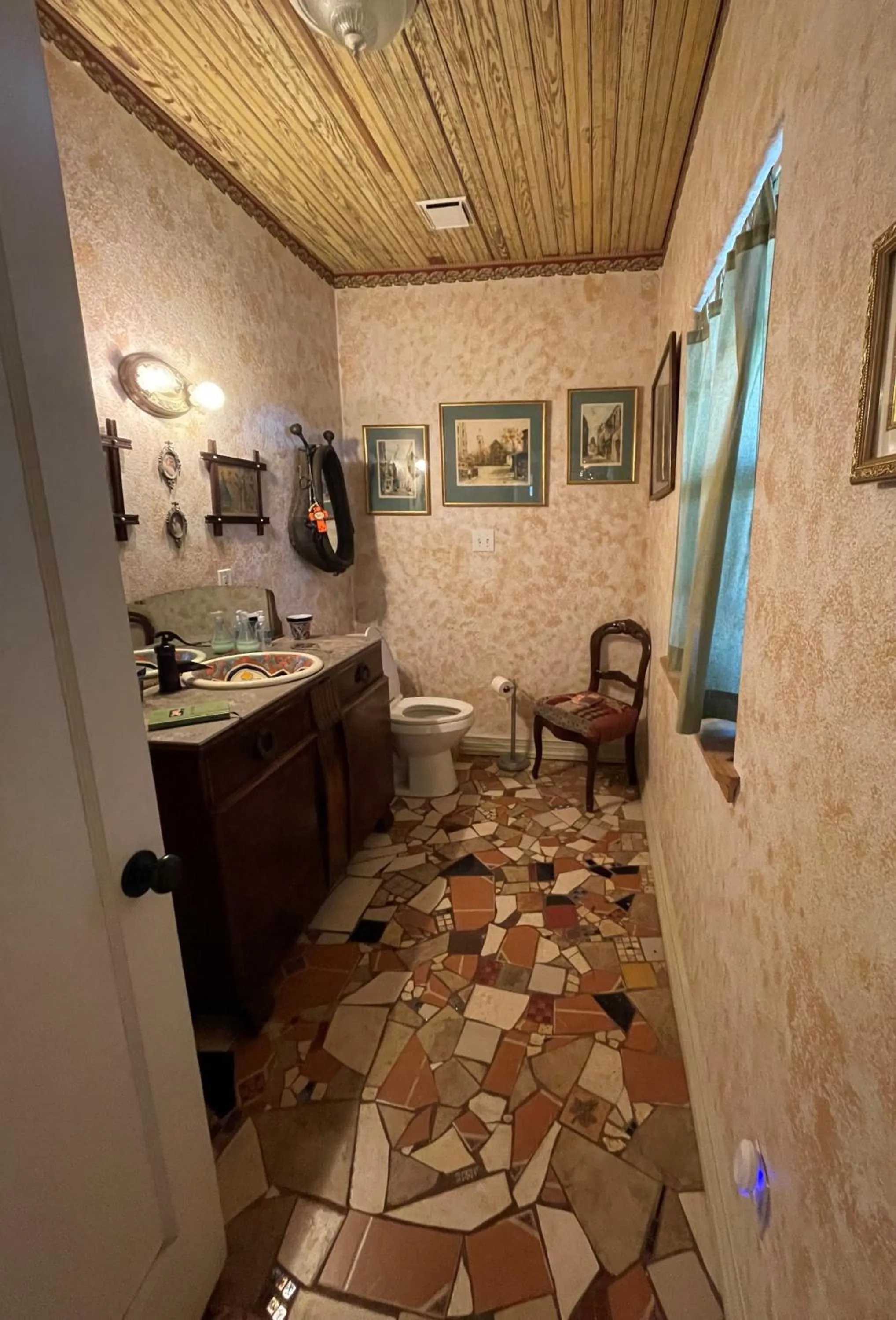Bathroom in Grandview House on Hamilton Creek
