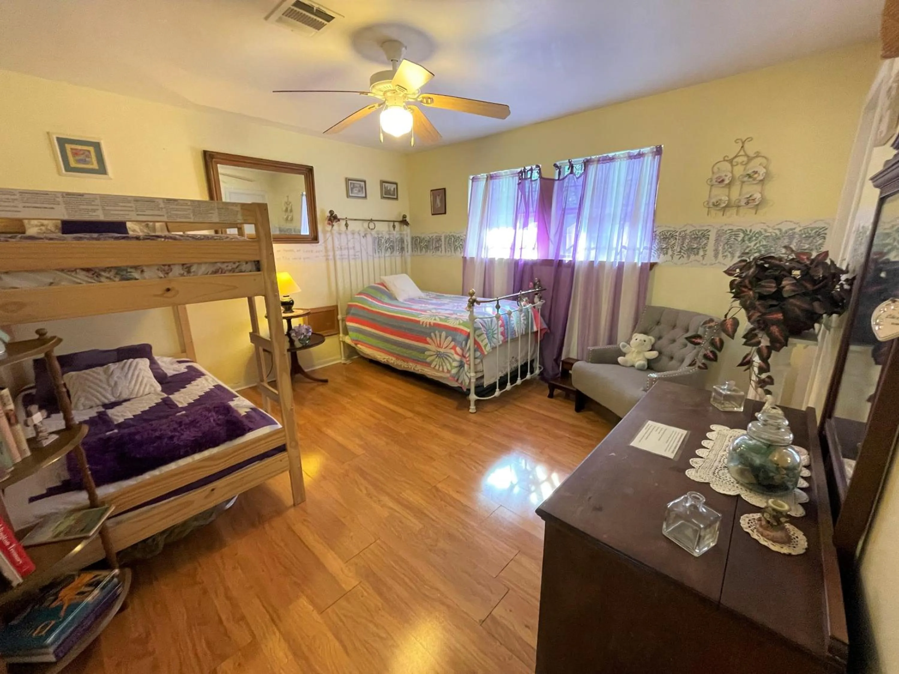 Bed in Grandview House on Hamilton Creek