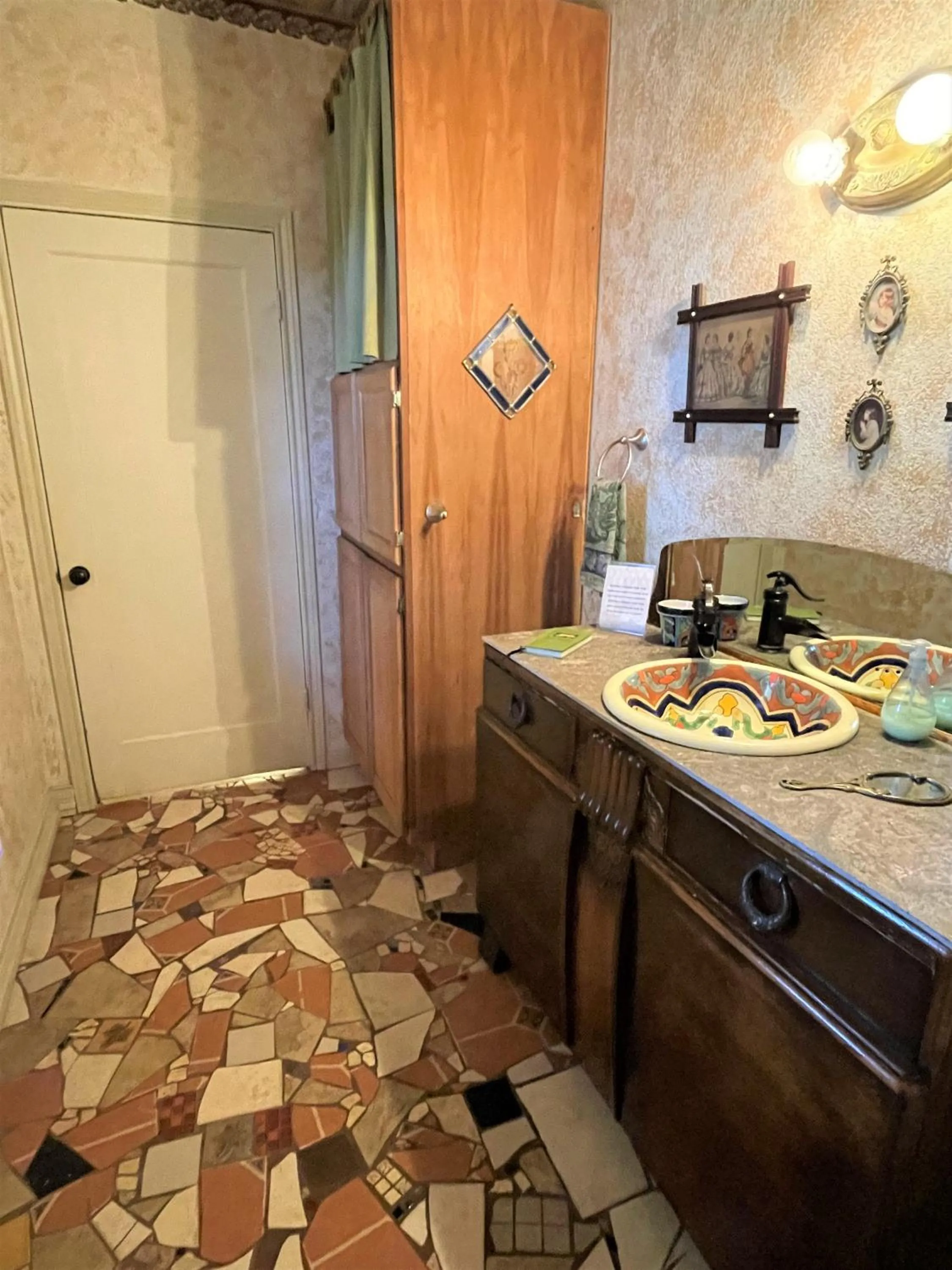 Bathroom in Grandview House on Hamilton Creek