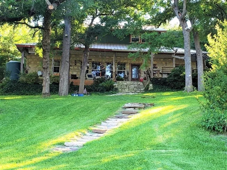Property building in Grandview House on Hamilton Creek
