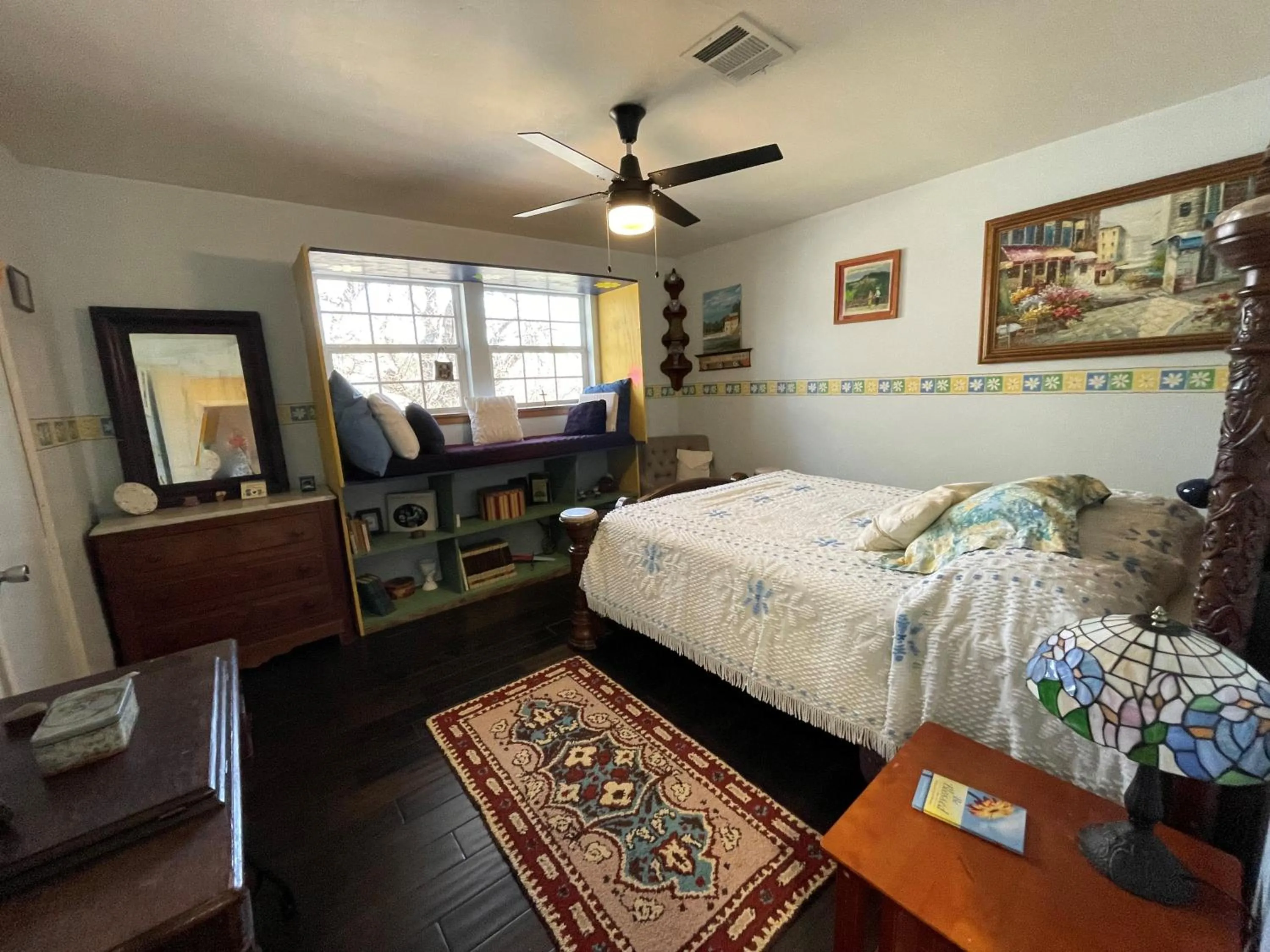 Bed in Grandview House on Hamilton Creek