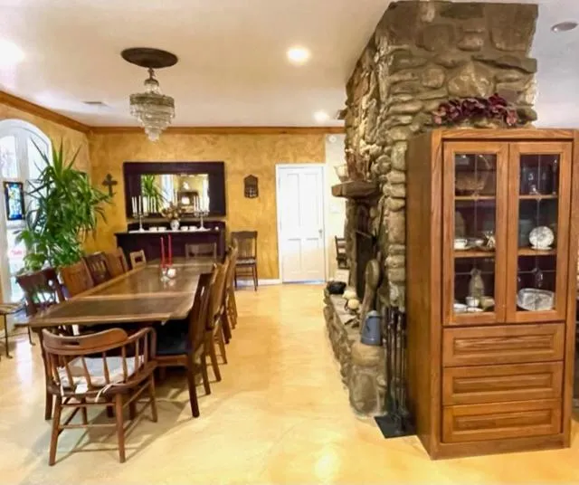 Dining area in Grandview House on Hamilton Creek
