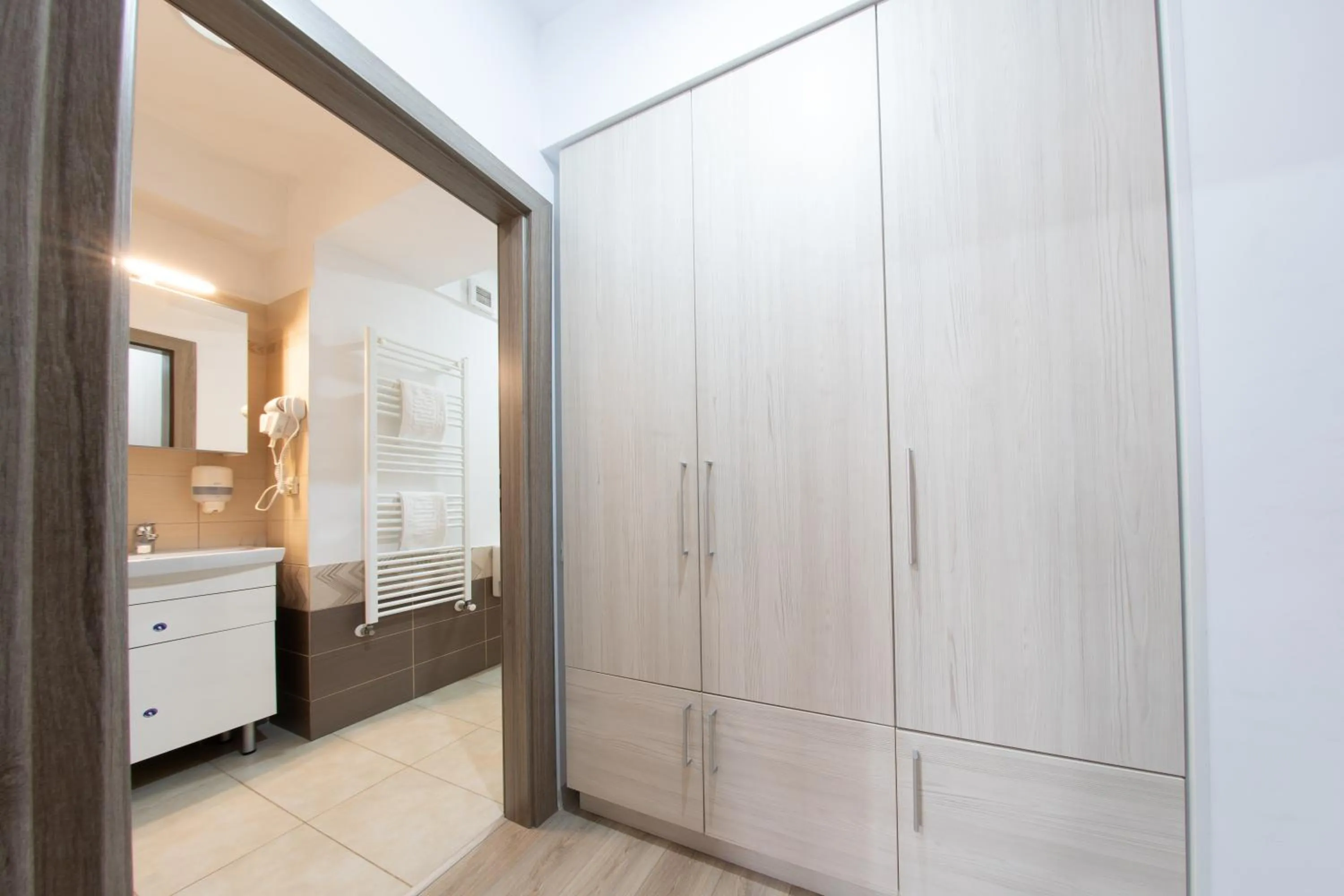 Shower, Bed in Avenue Parliament Old Town - Avenue Hotels