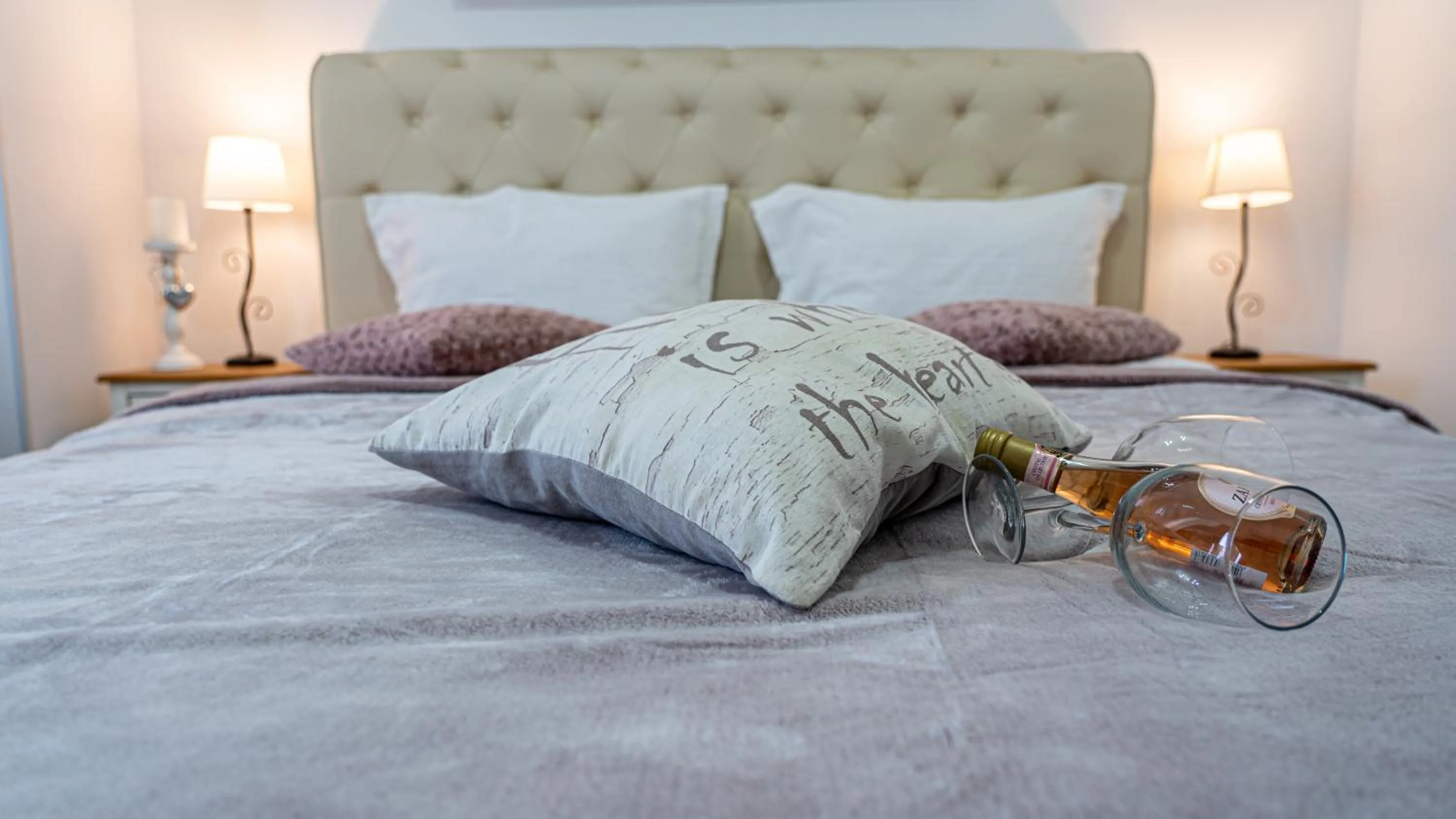 Bedroom, Bed in Avenue Parliament Old Town - Avenue Hotels