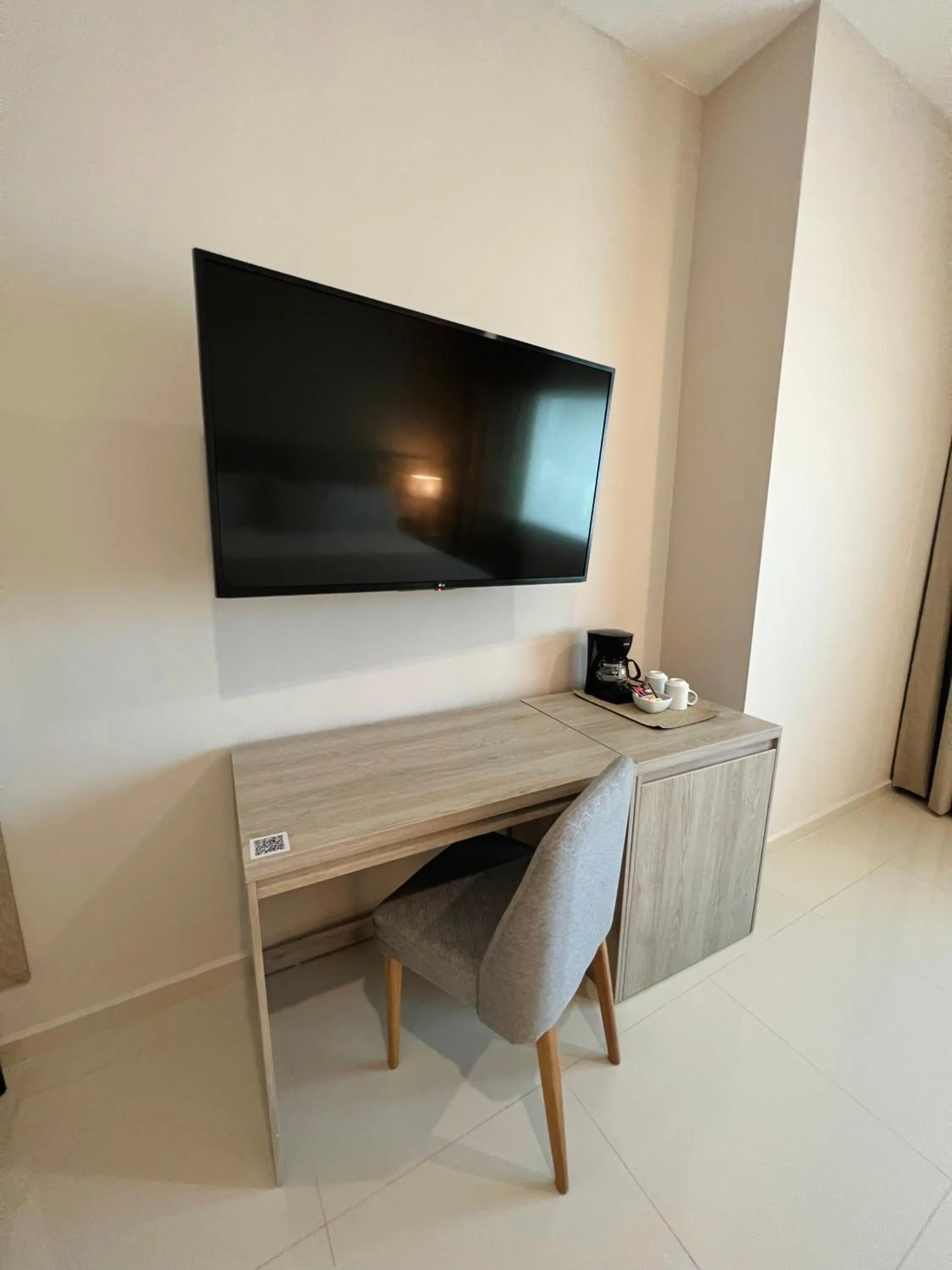 TV and multimedia in Hotel Dorado Plaza Alto Prado