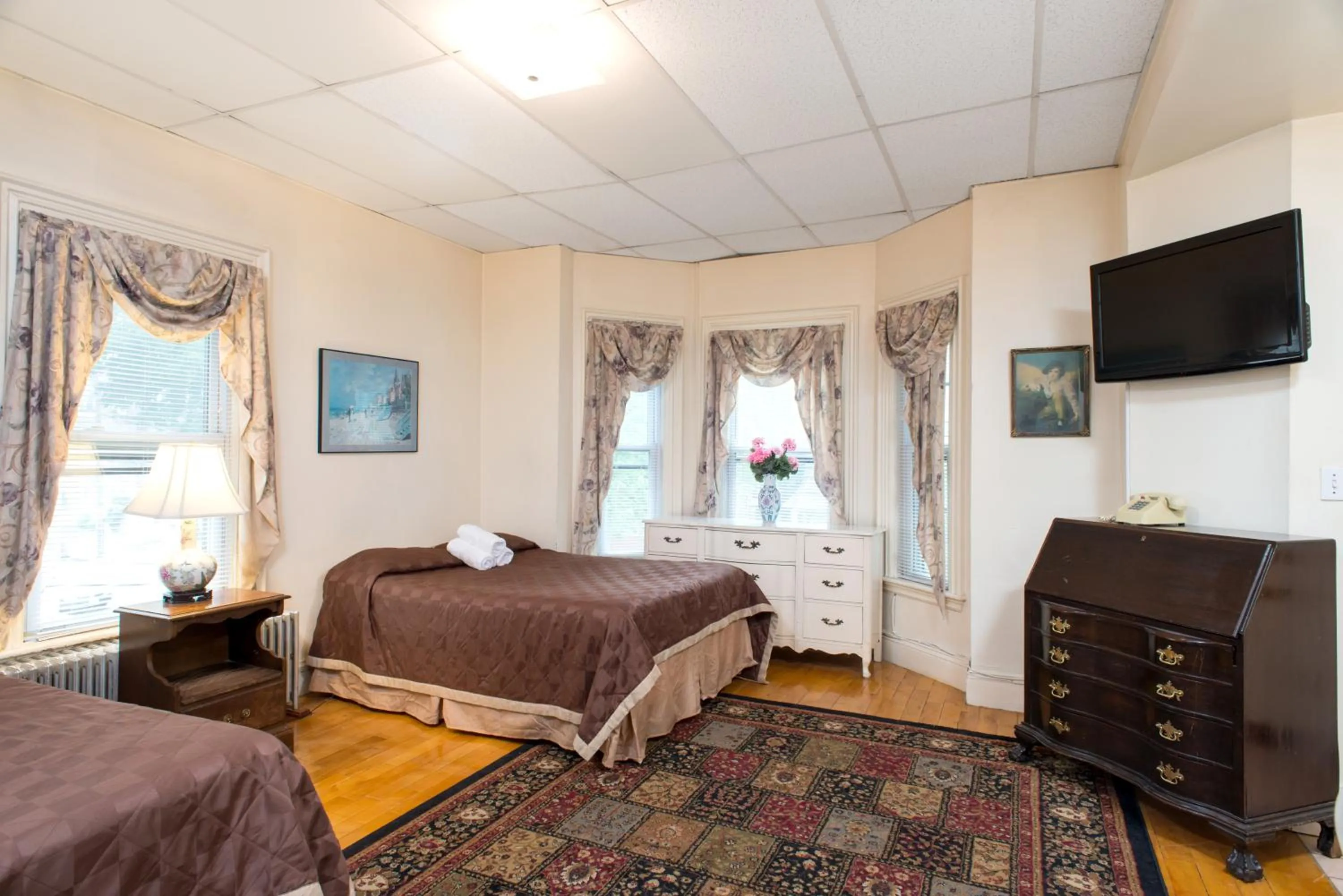 Bed in The Farrington Inn