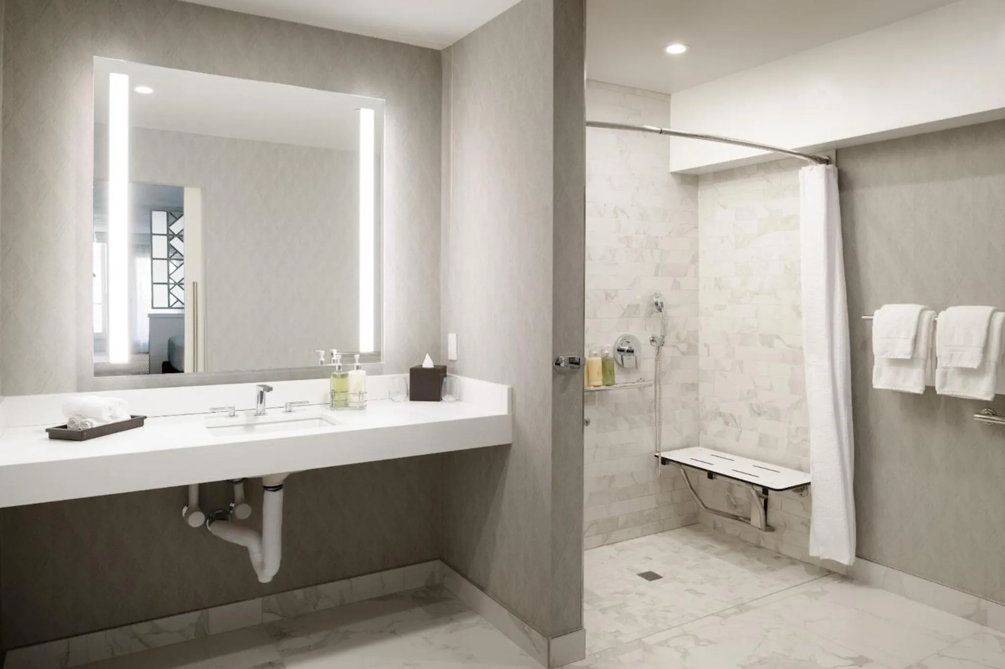 Photo of the whole room in Le Parc at Melrose