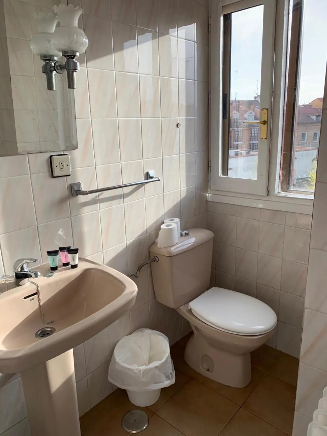 Bathroom in Hotel y Restaurante Puerta de Aranda