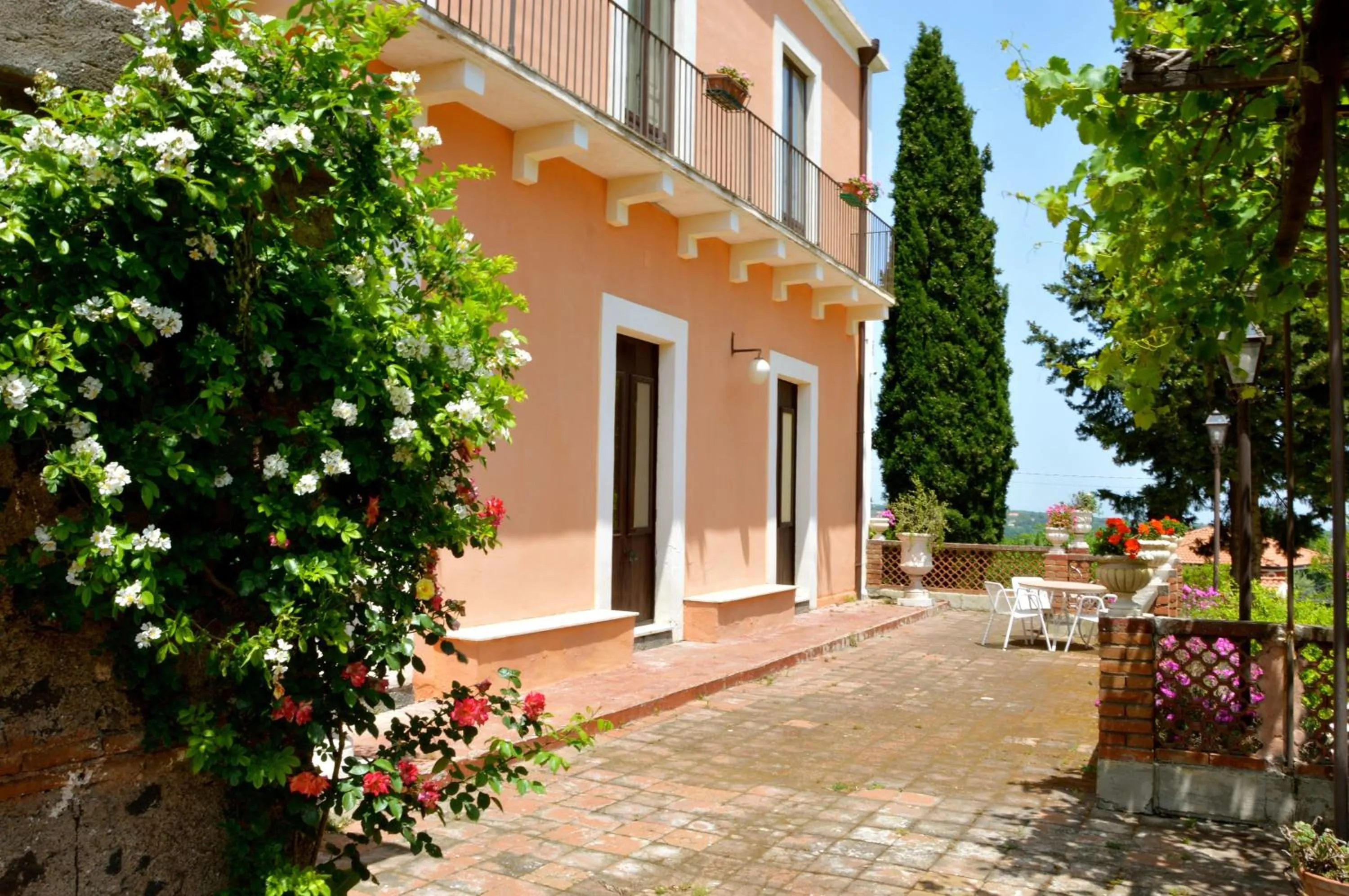 Facade/entrance in Villa Bonaccorso - antica e maestosa villa con piscina ai piedi dell'Etna