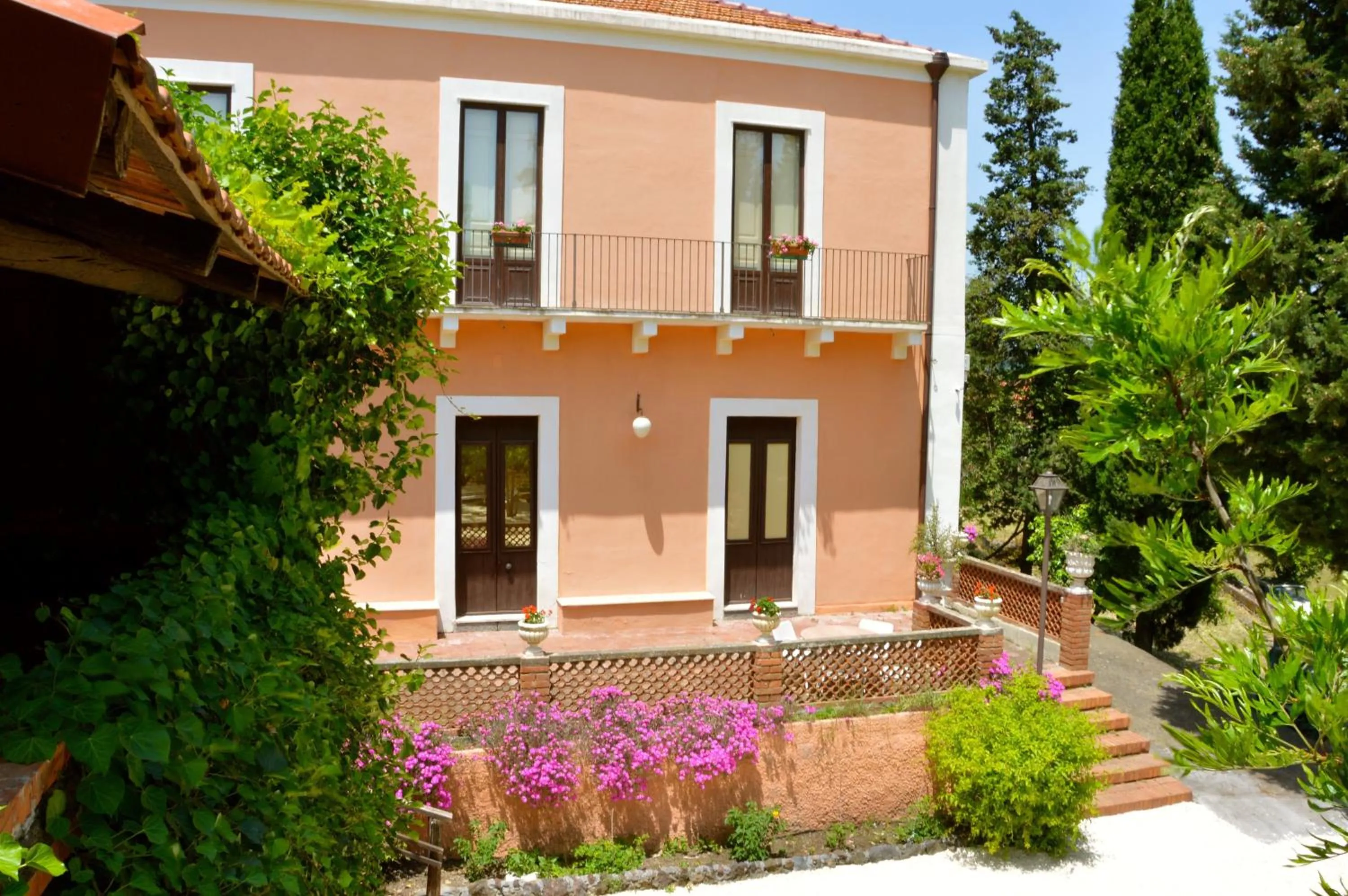 Facade/entrance in Villa Bonaccorso - antica e maestosa villa con piscina ai piedi dell'Etna