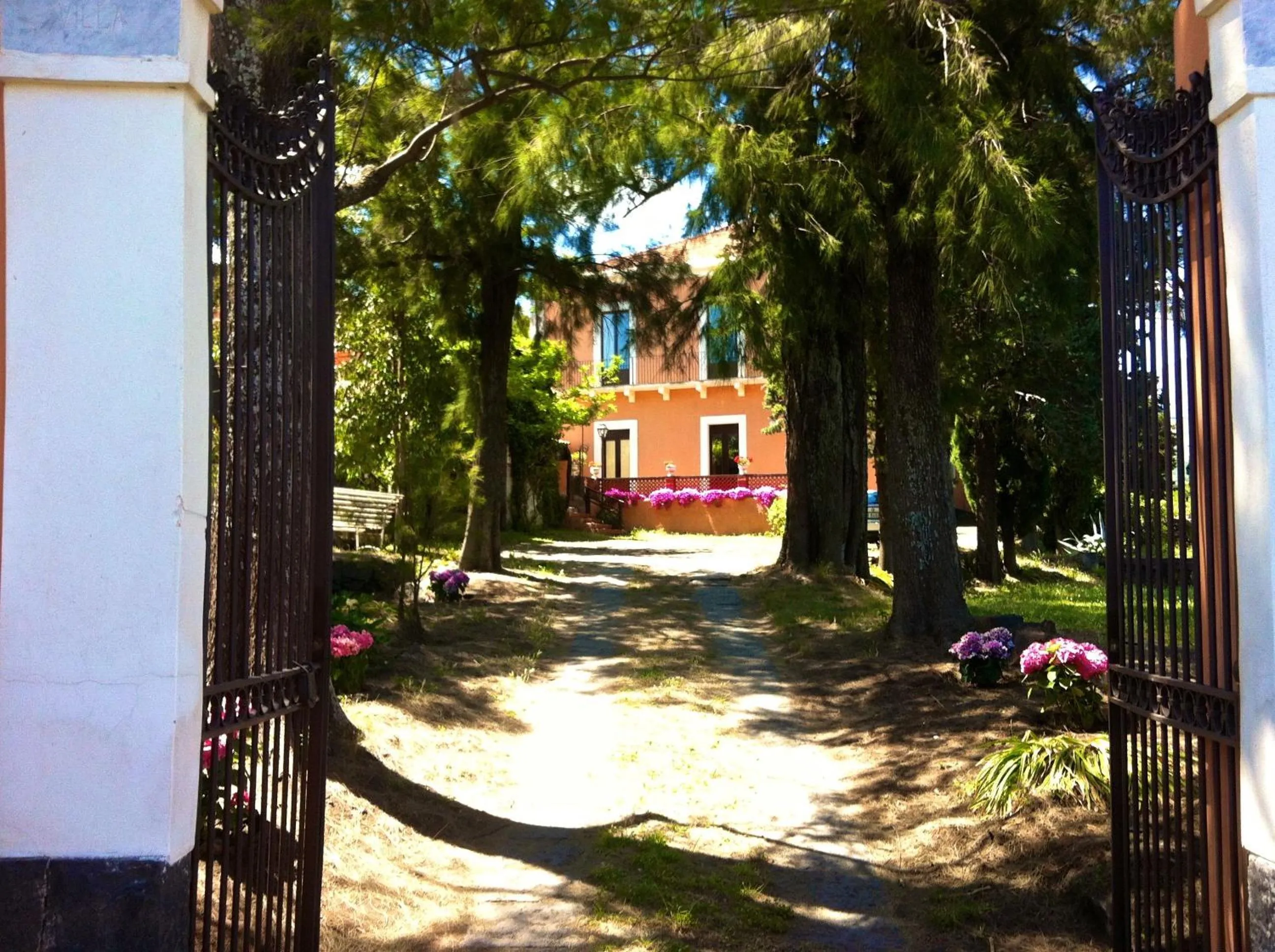 Facade/entrance in Villa Bonaccorso - antica e maestosa villa con piscina ai piedi dell'Etna
