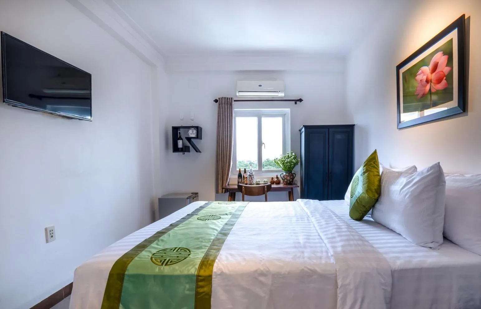 Bed in Purple Hue - Charming Riverside