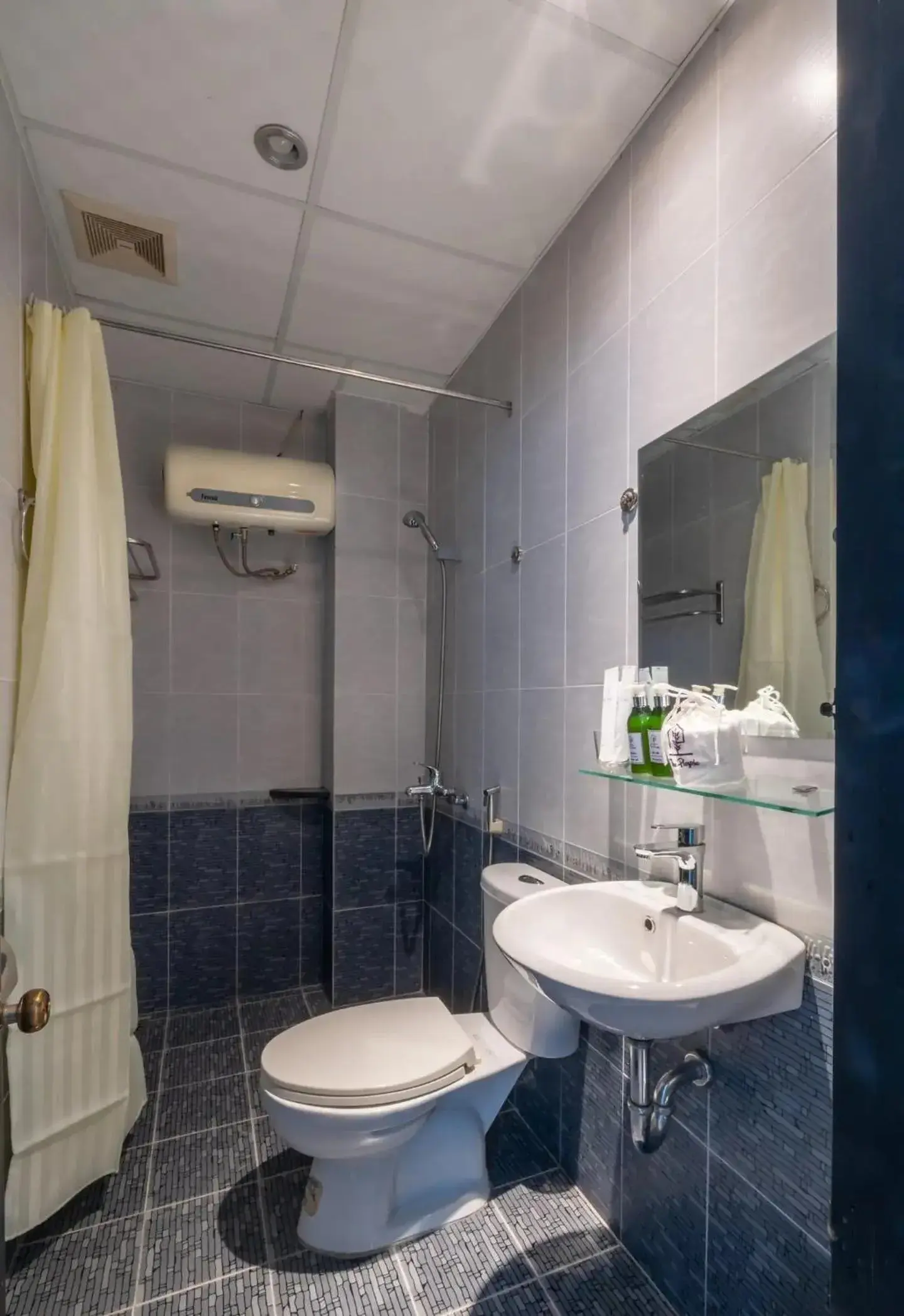 Twin Room with City View in Purple Hue - Charming Riverside Twin Room with City View in Purple Hue - Charming Riverside