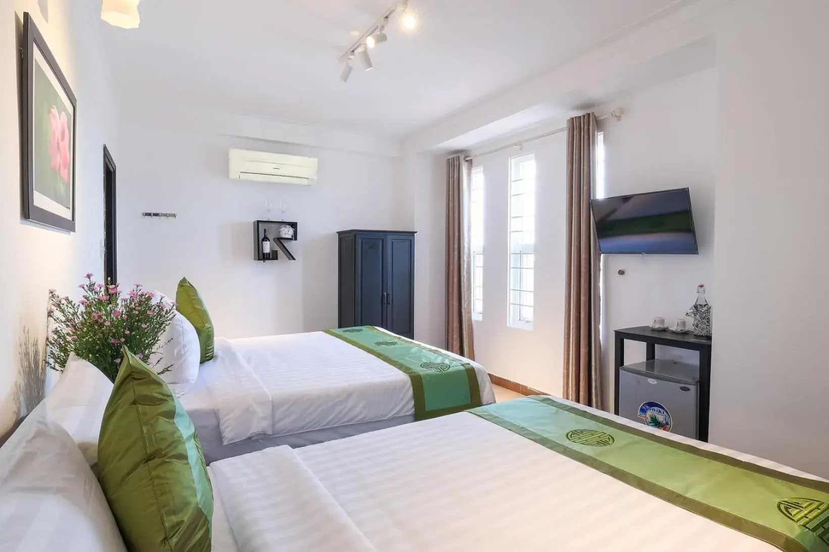 Family Room in Purple Hue - Charming Riverside Family Room in Purple Hue - Charming Riverside