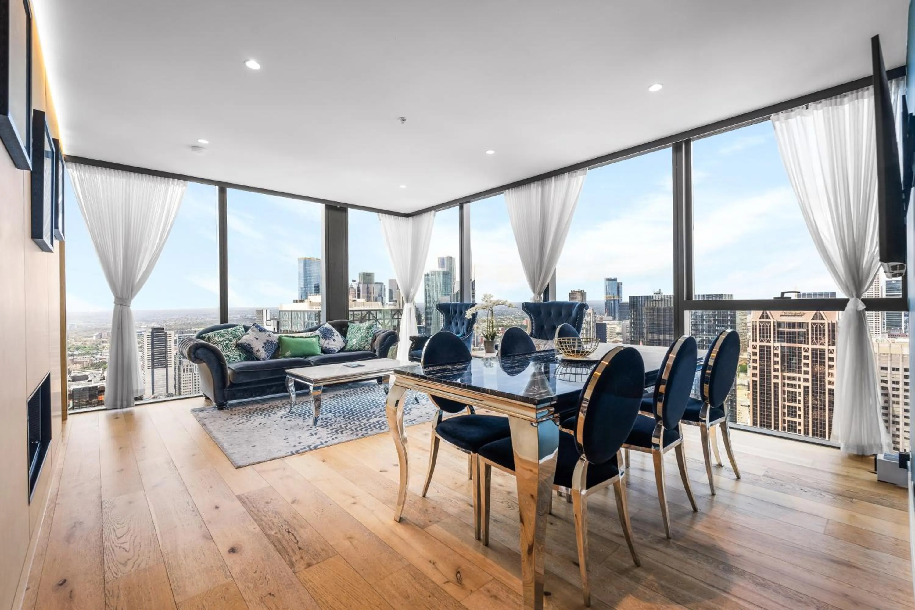 Dining area in Collins House Apartments by CLLIX