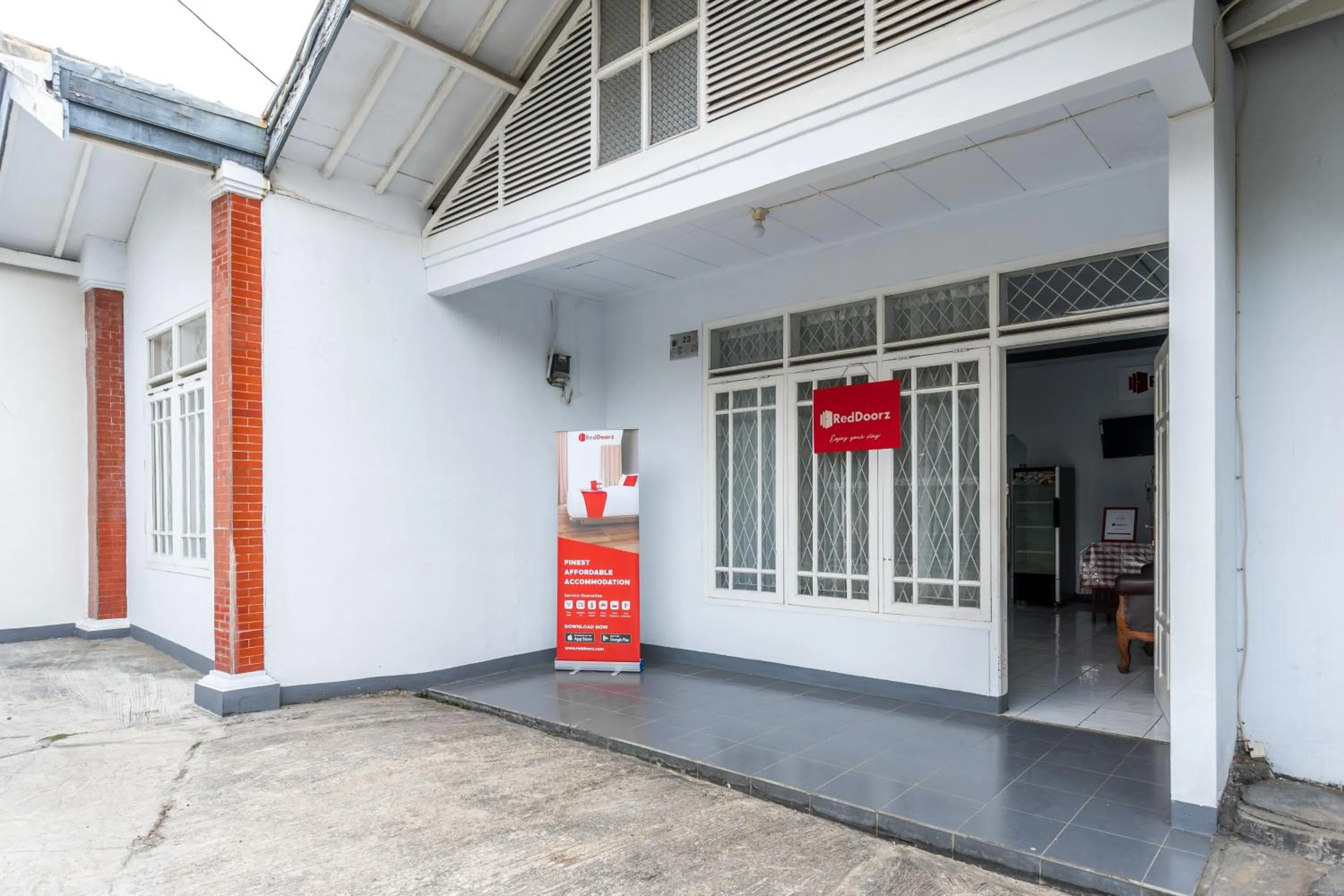 Facade/entrance in RedDoorz Syariah near RSUD Cimacan