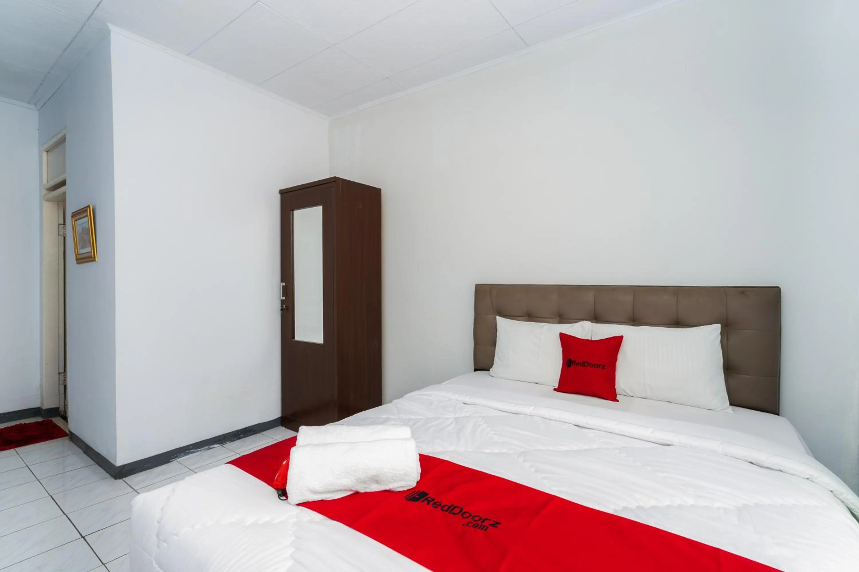 Bedroom, Bed in RedDoorz Syariah near RSUD Cimacan