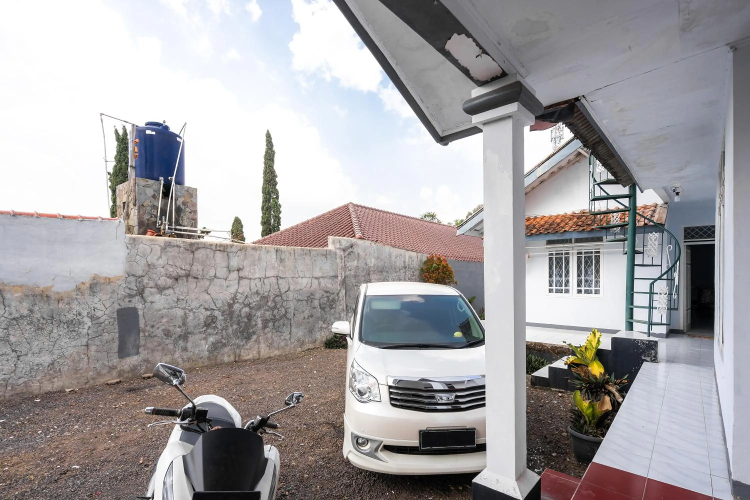 Facade/entrance in RedDoorz Syariah near RSUD Cimacan