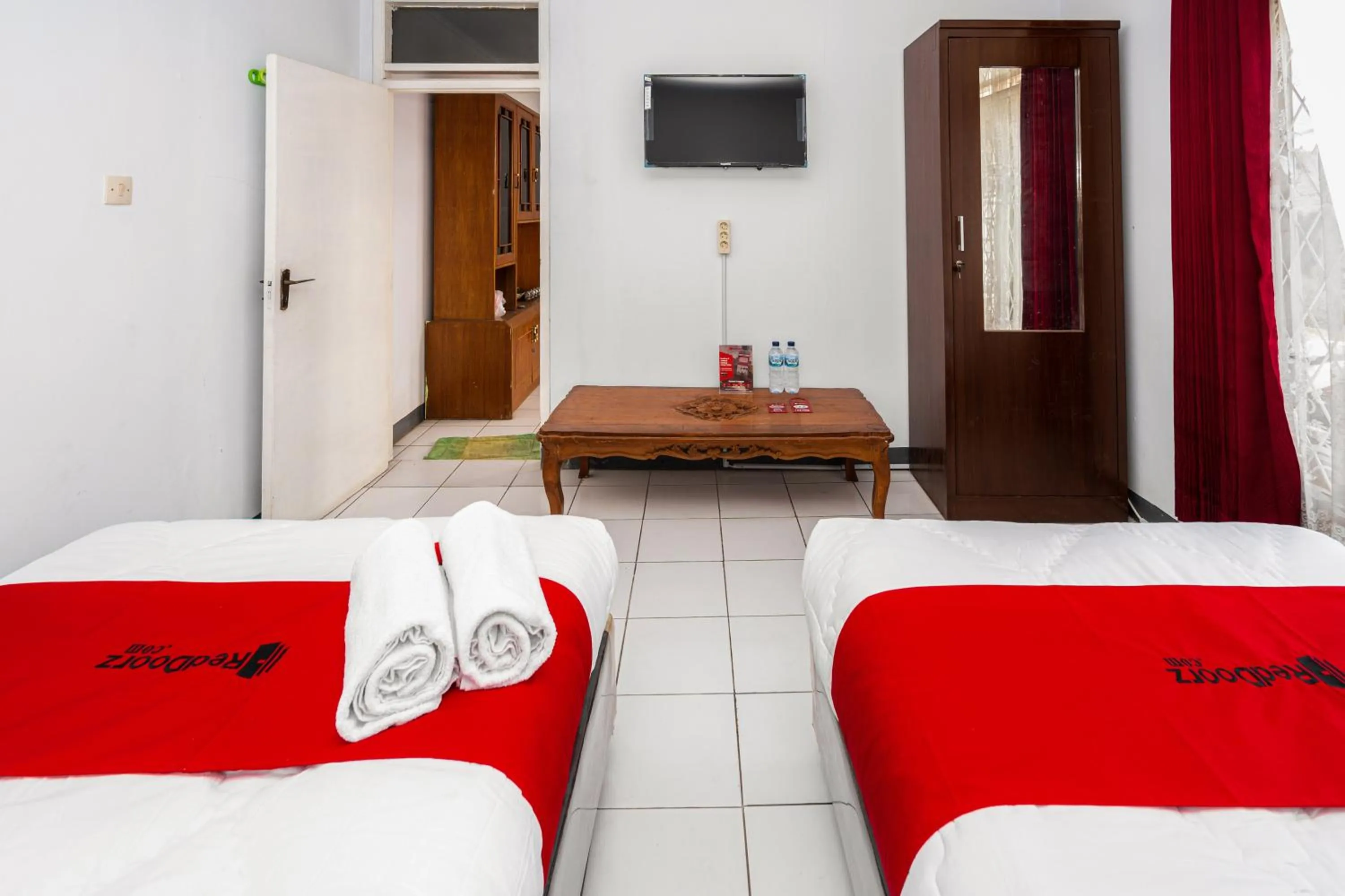 Bedroom, Bed in RedDoorz Syariah near RSUD Cimacan