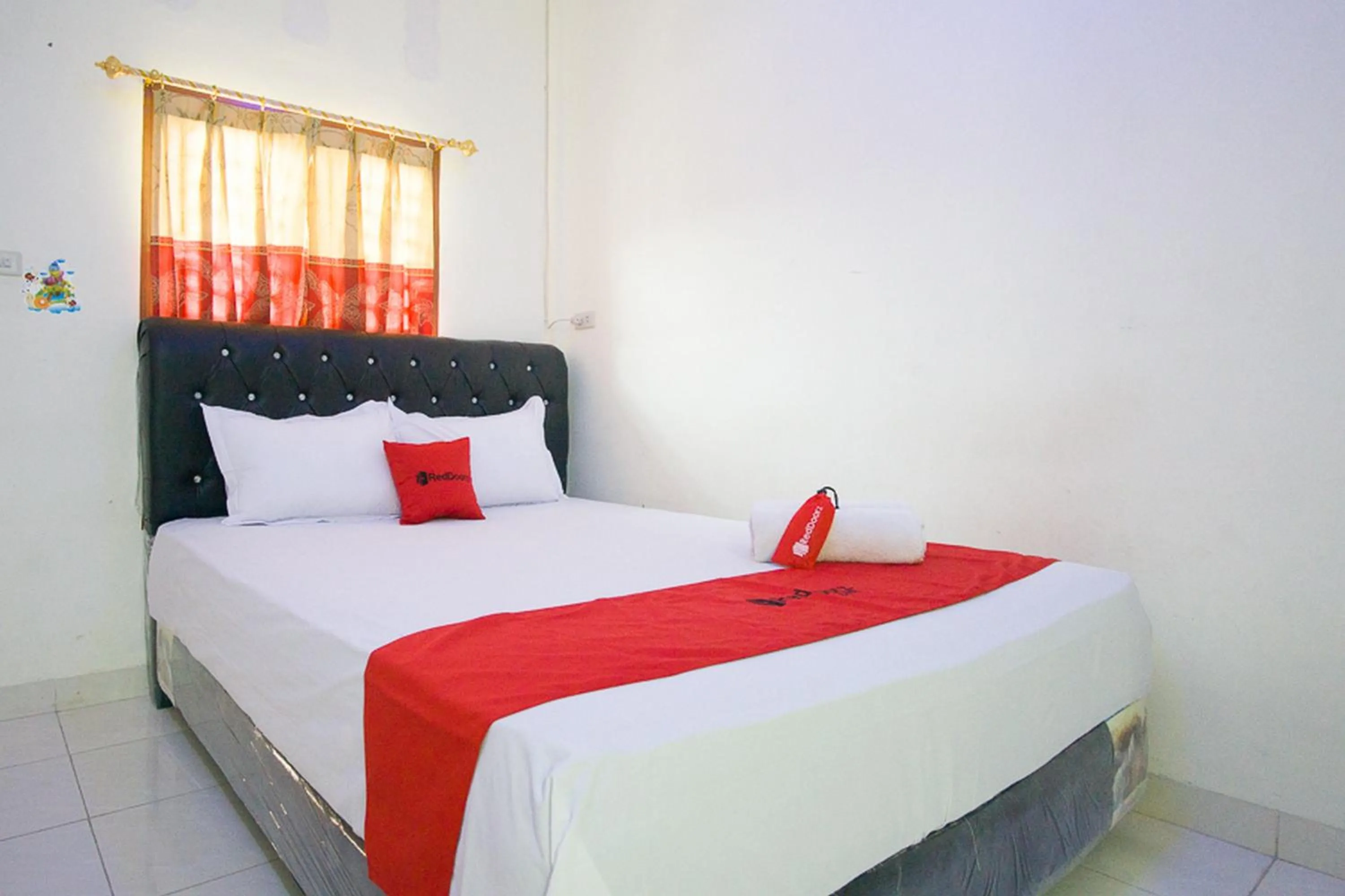 Bedroom, Bed in RedDoorz @ Pematangsiantar 2