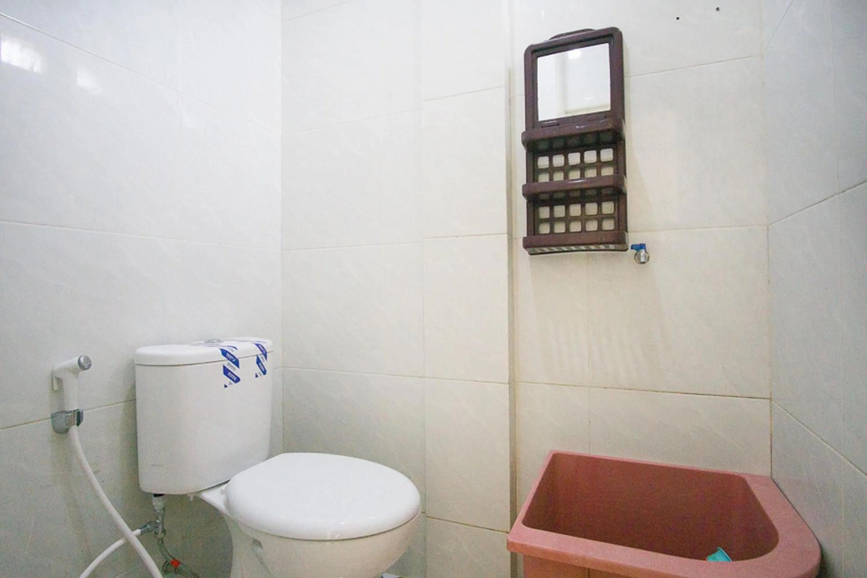 Bathroom in RedDoorz @ Pematangsiantar 2