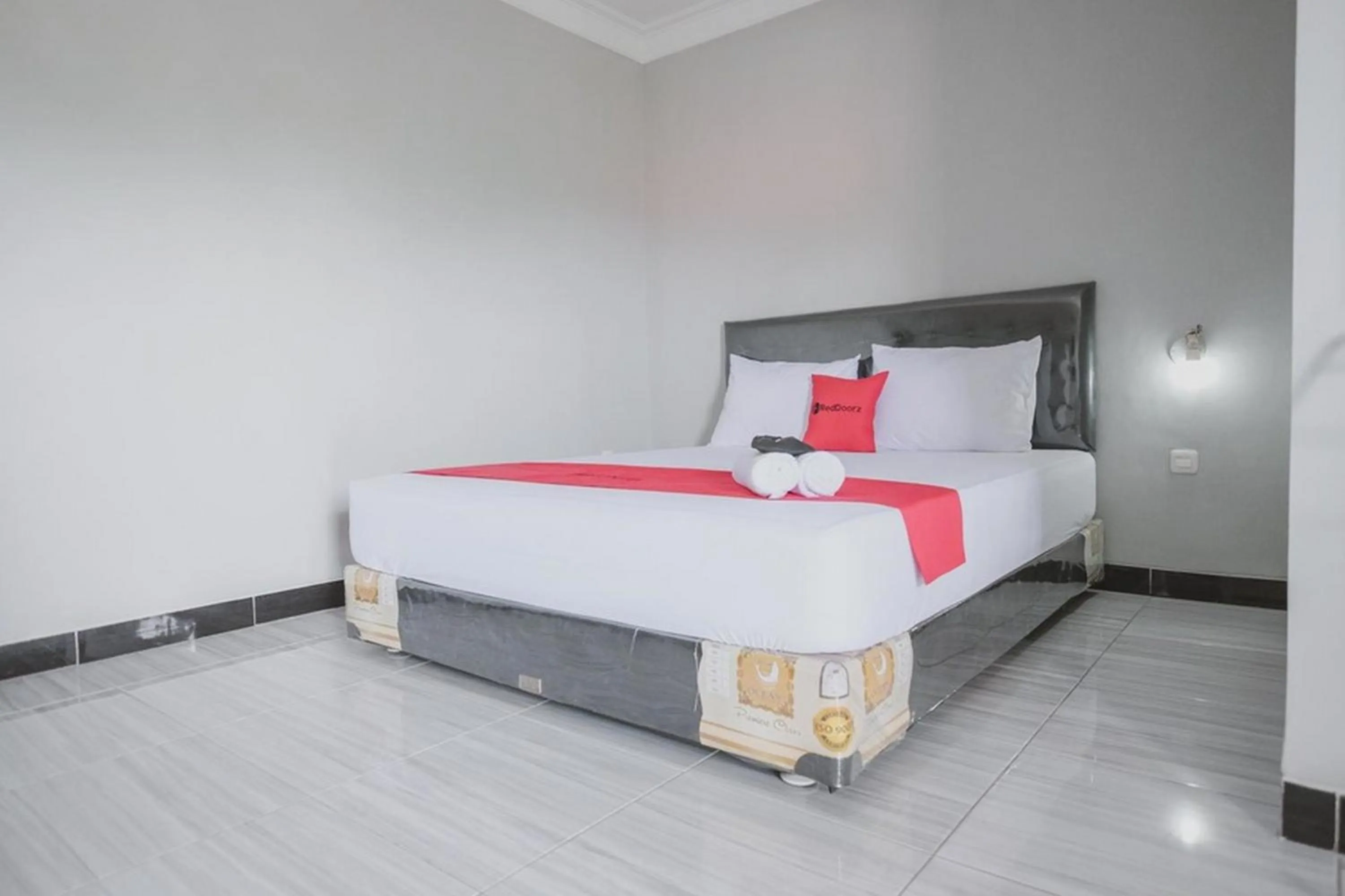 Bedroom, Bed in RedDoorz Syariah near Kantor Walikota Jambi