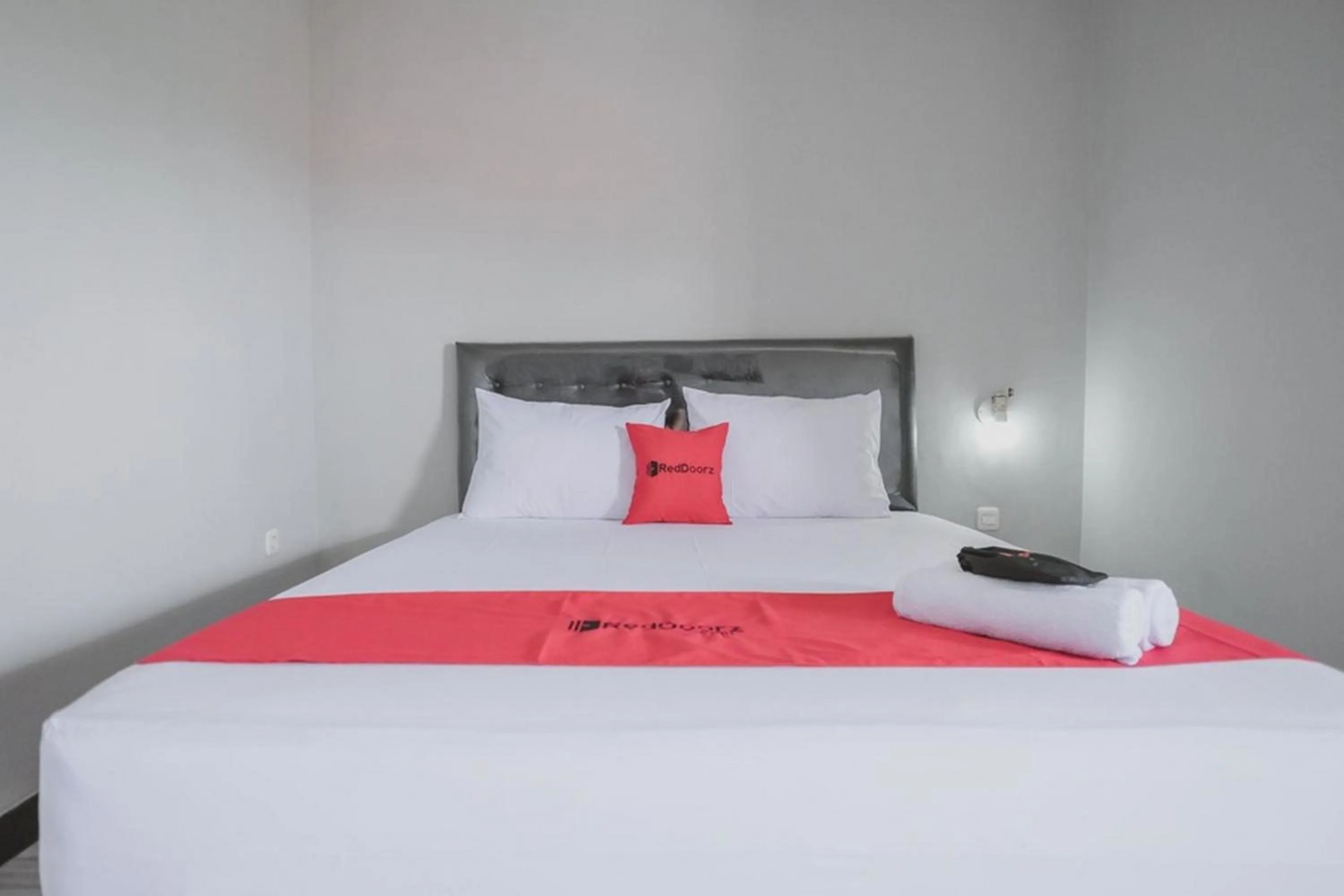 Bedroom, Bed in RedDoorz Syariah near Kantor Walikota Jambi