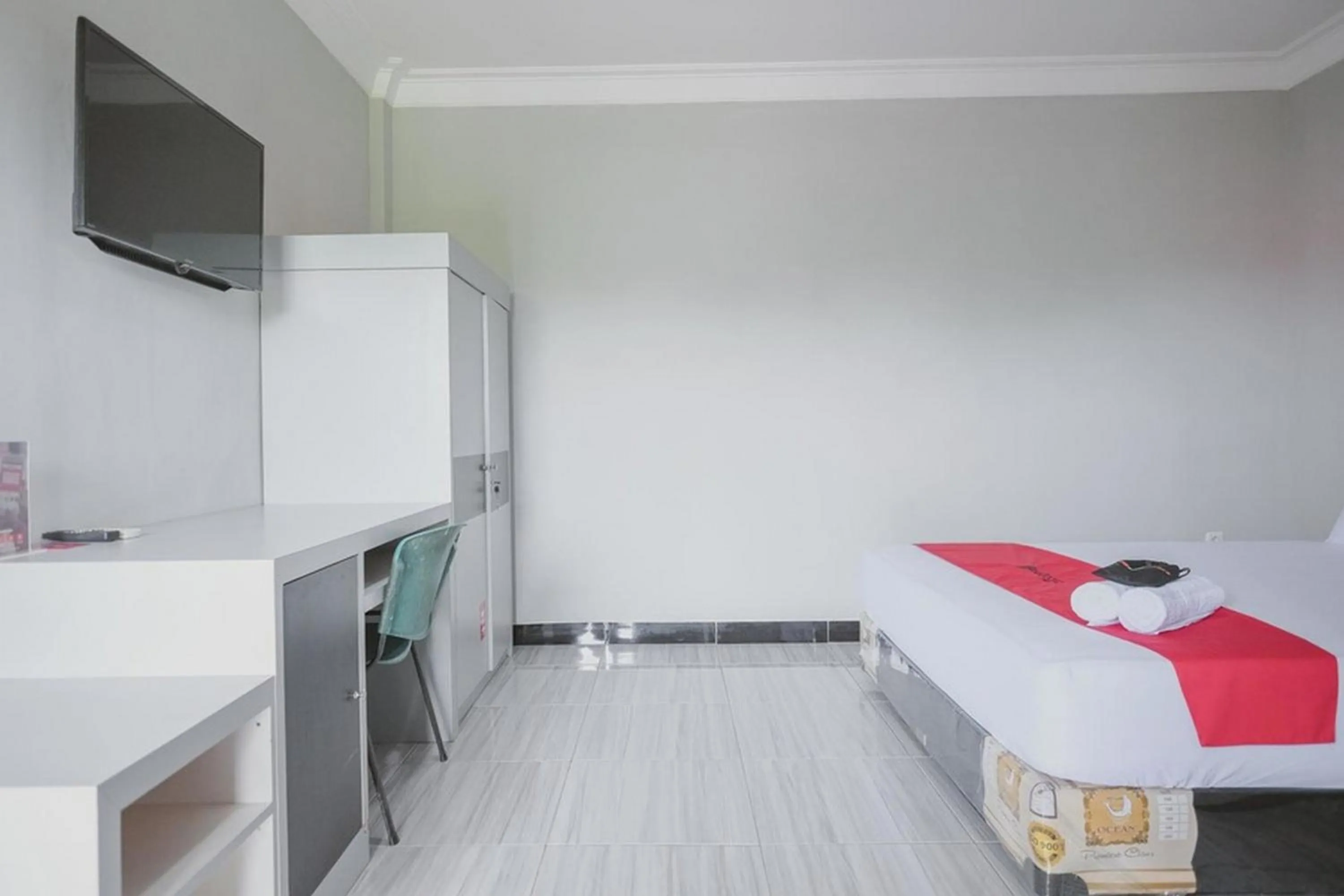 Bedroom, Bed in RedDoorz Syariah near Kantor Walikota Jambi