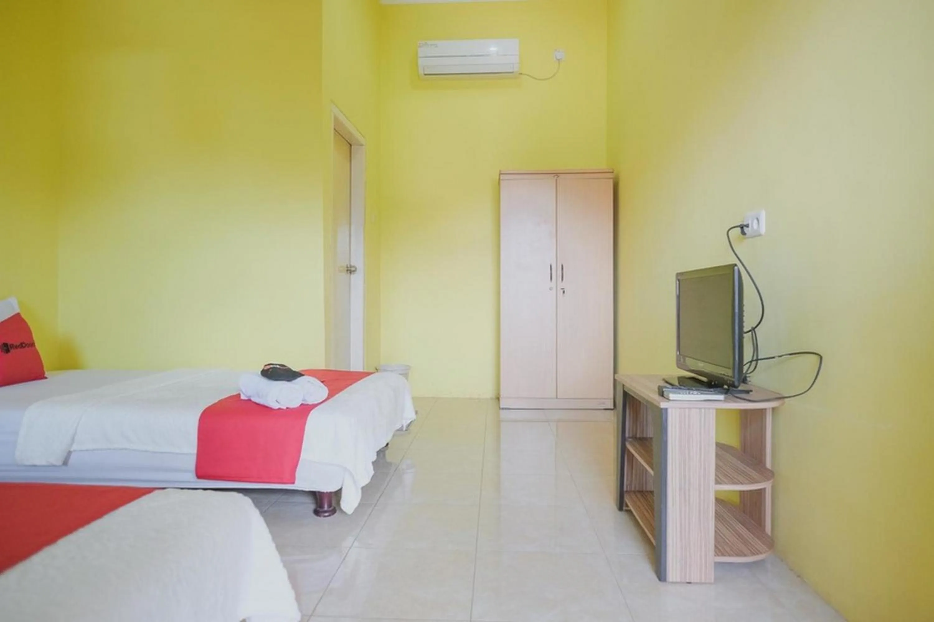 Bed in RedDoorz Syariah near Kantor Walikota Jambi