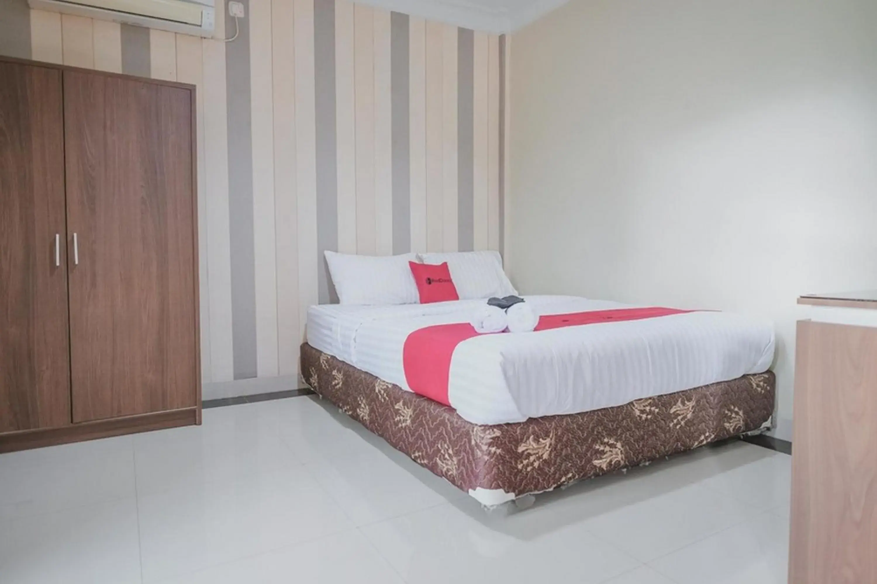 Double Room in RedDoorz Syariah near Jamtos Jambi 2 Double Room in RedDoorz Syariah near Jamtos Jambi 2